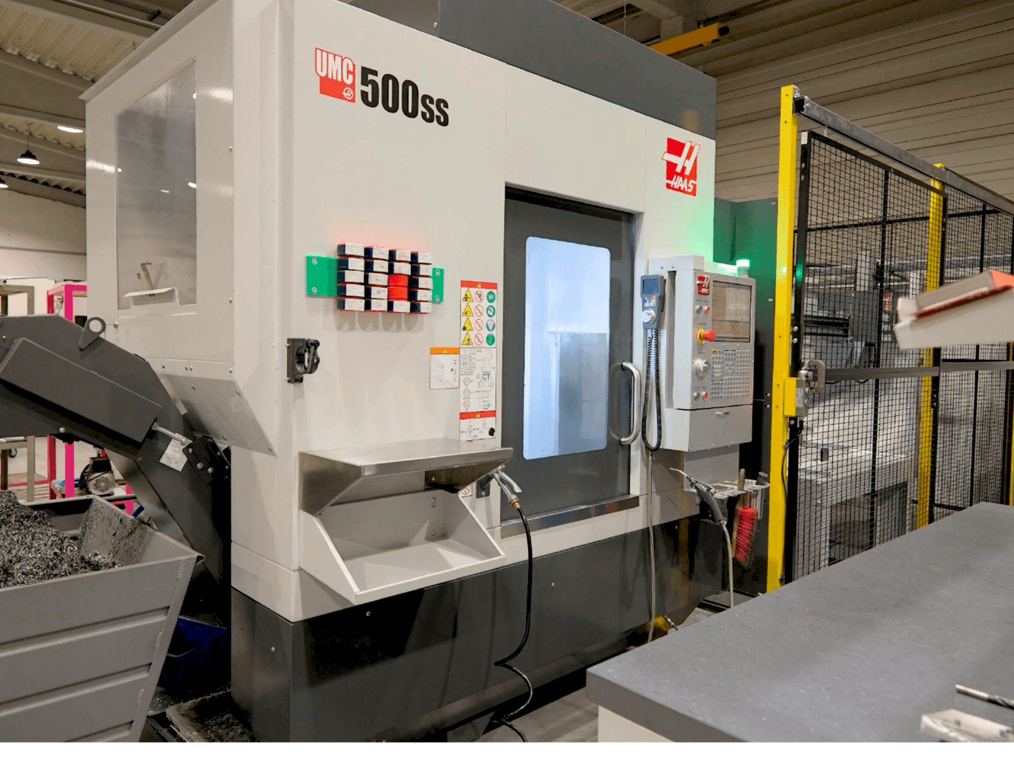 Prikaz stroja HAAS UMC 500-SS MIT APL sprijeda