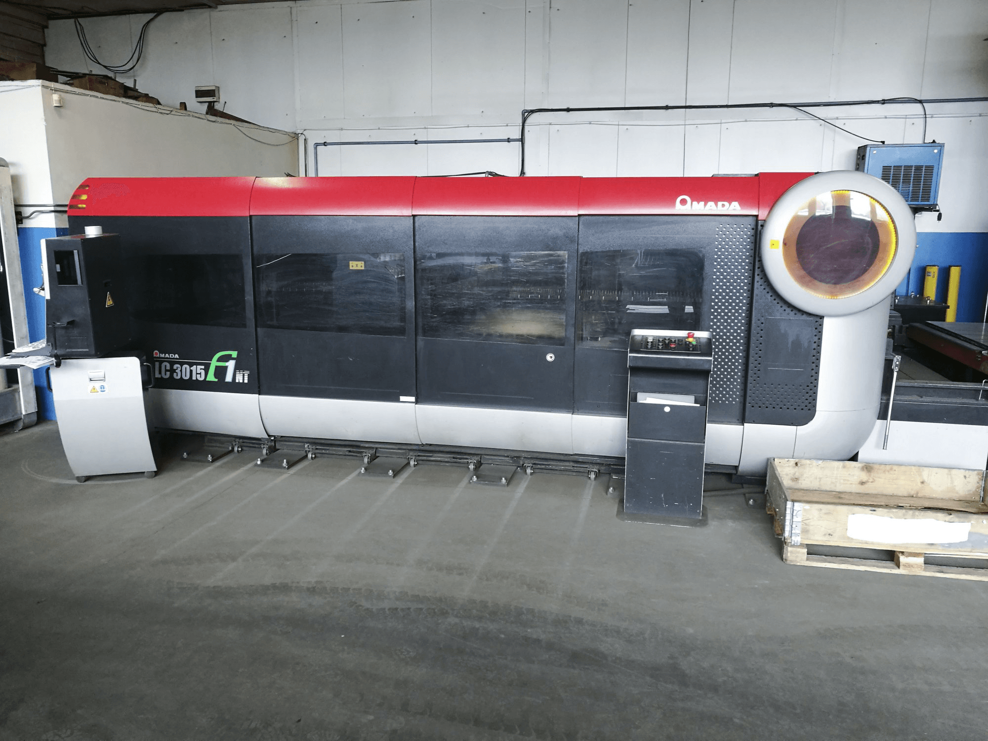 Prikaz stroja AMADA LC3015 F1NT sprijeda