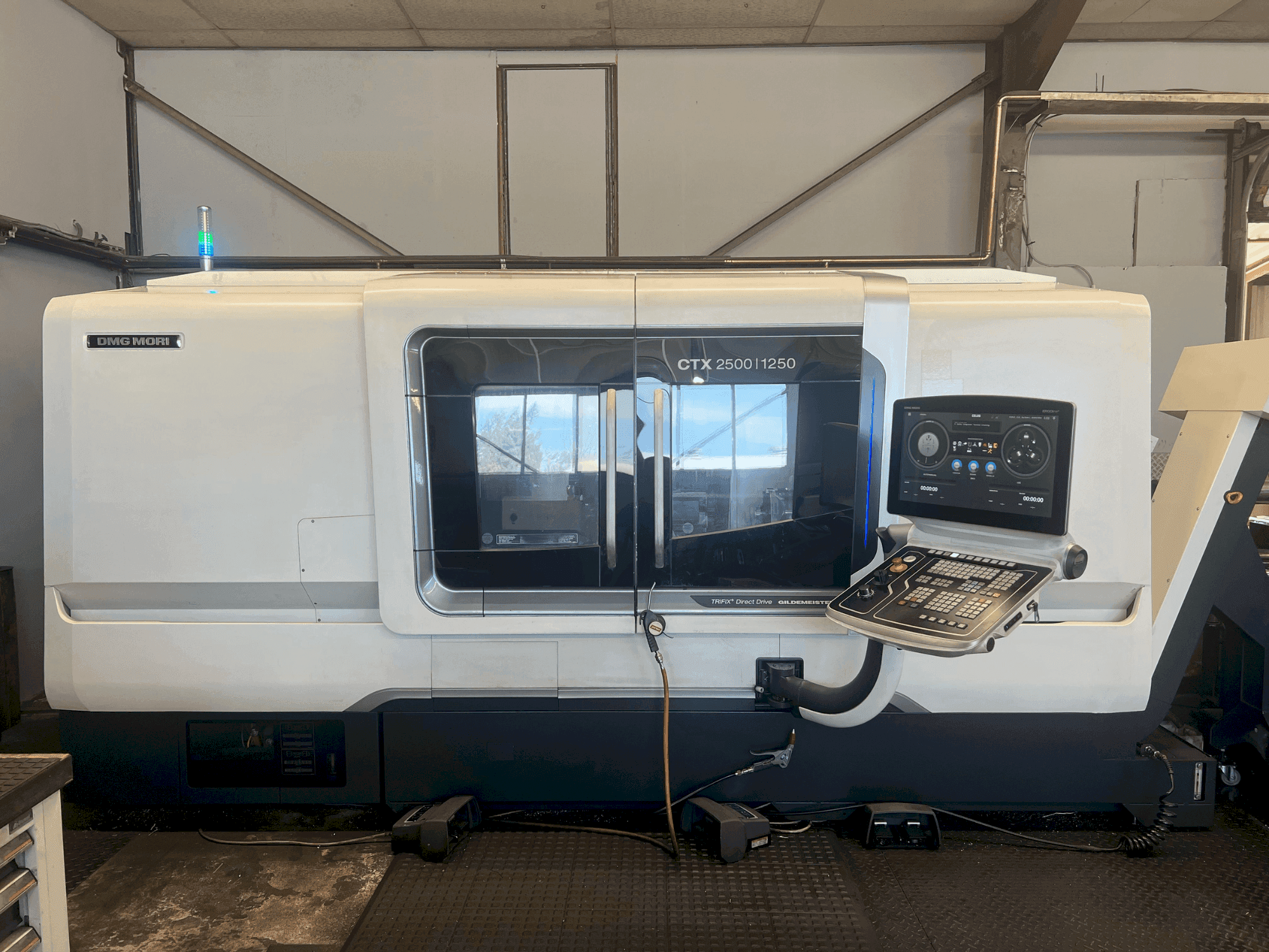 Prikaz stroja DMG MORI CTX 2500/1250 sprijeda