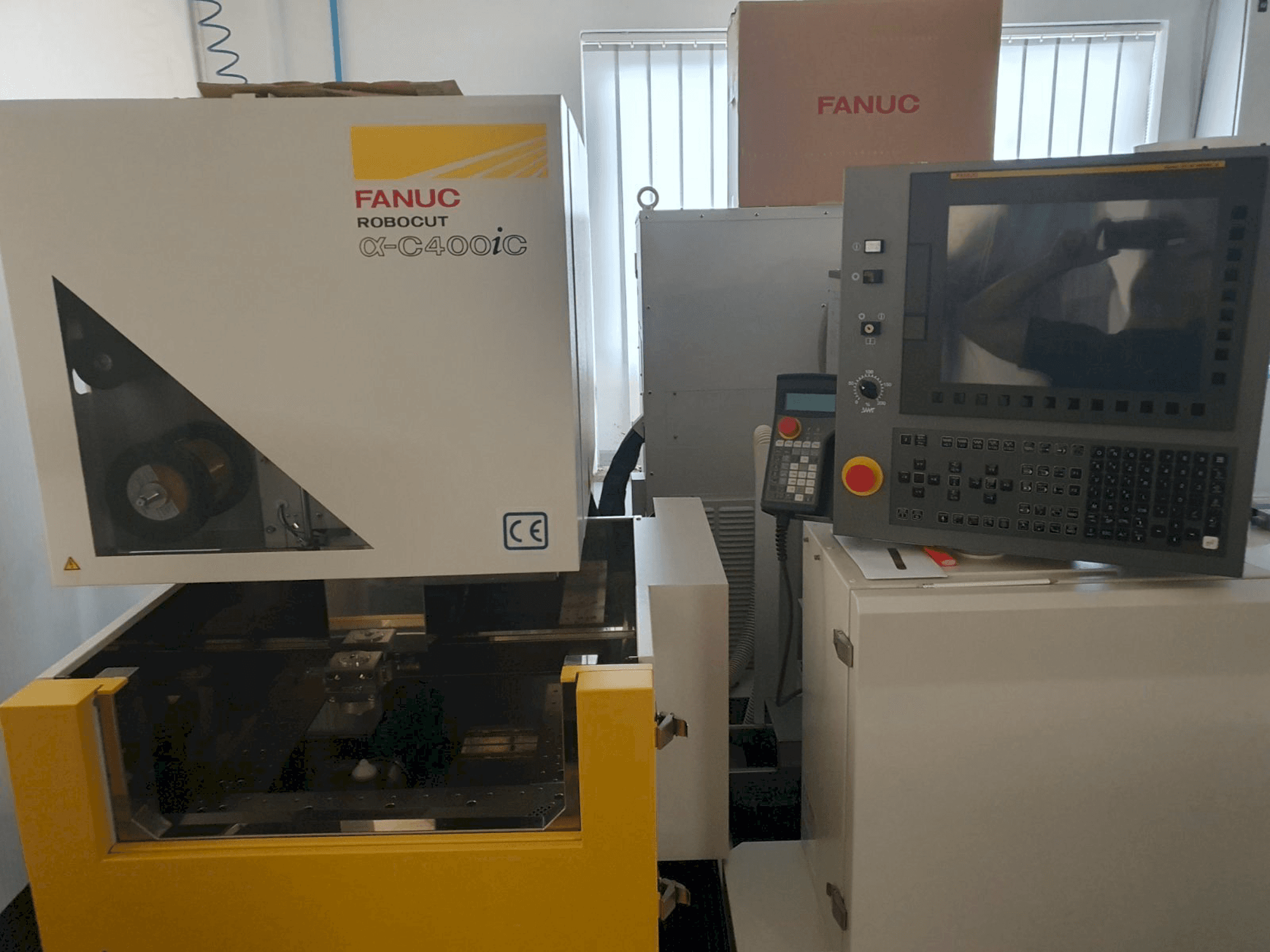 Prikaz stroja FANUC Robocut C400iC sprijeda