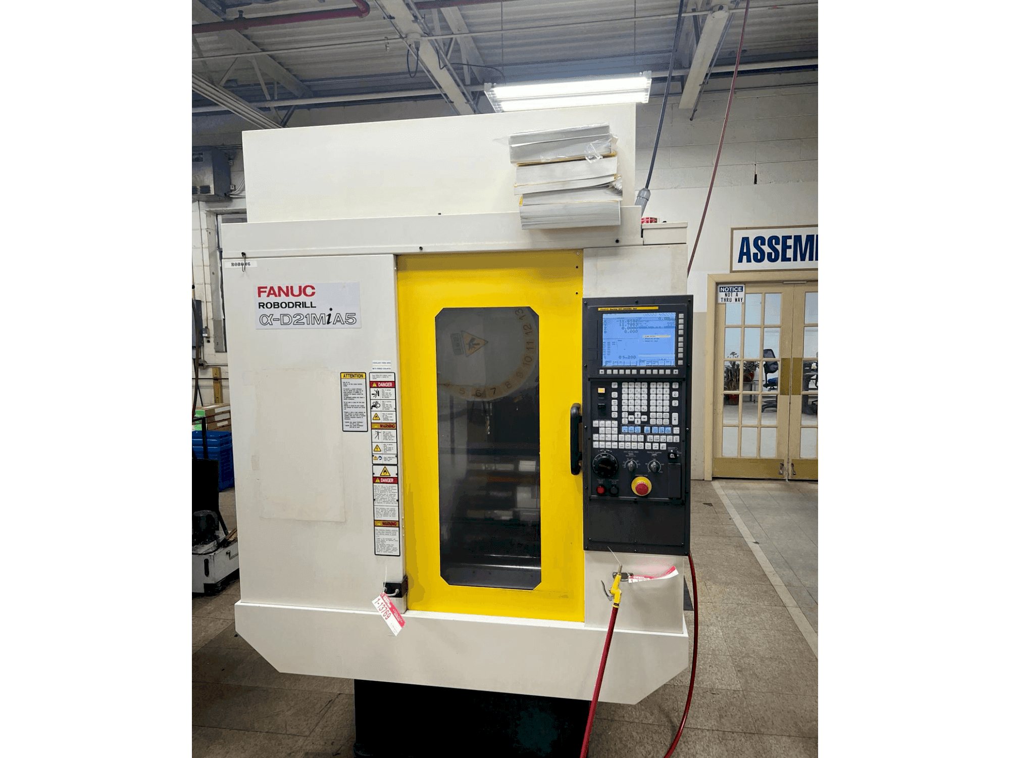 Prikaz stroja FANUC Robodrill D21MiA5 sprijeda