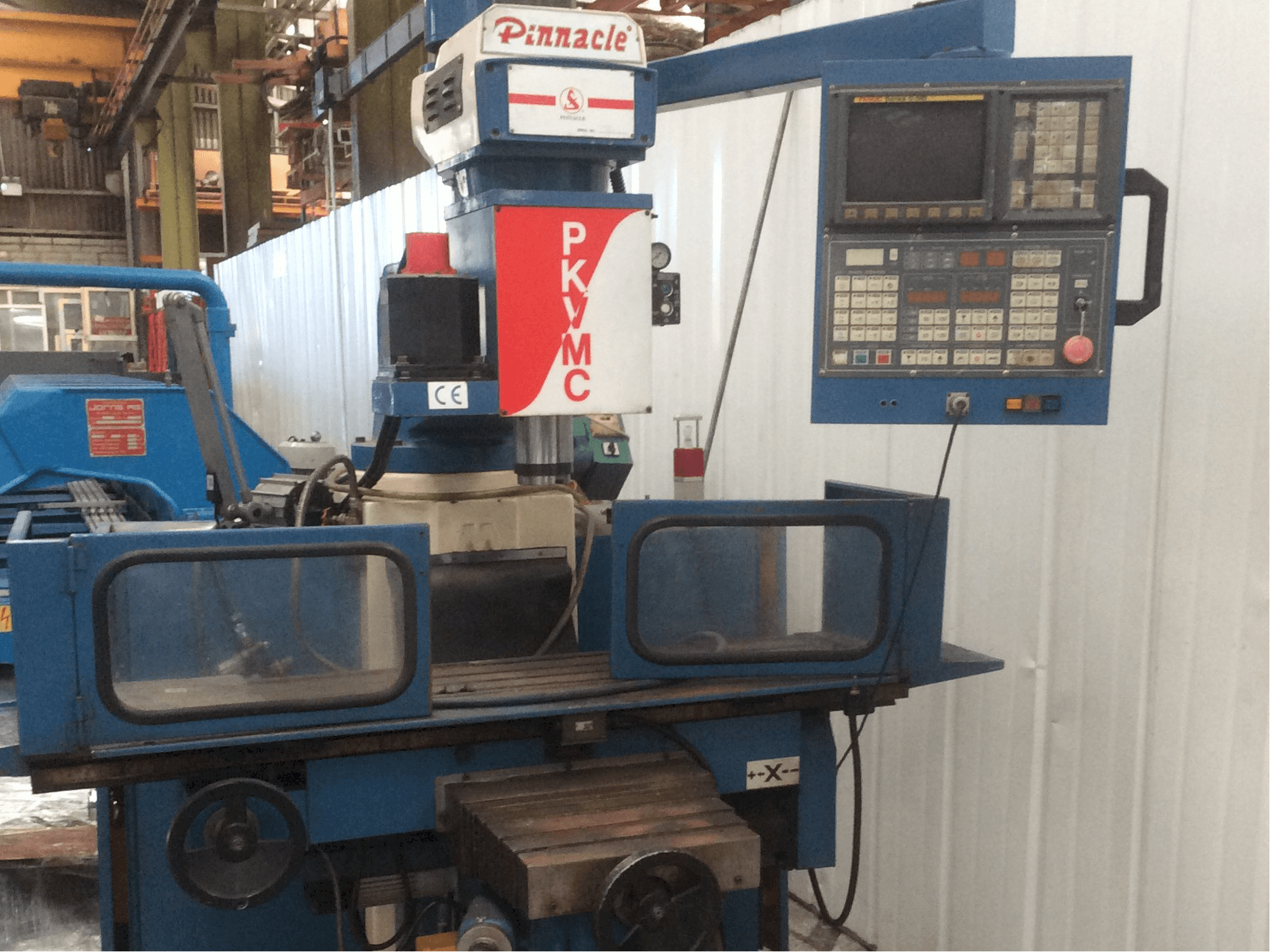 Prikaz stroja Pinnacle PKVMC sprijeda