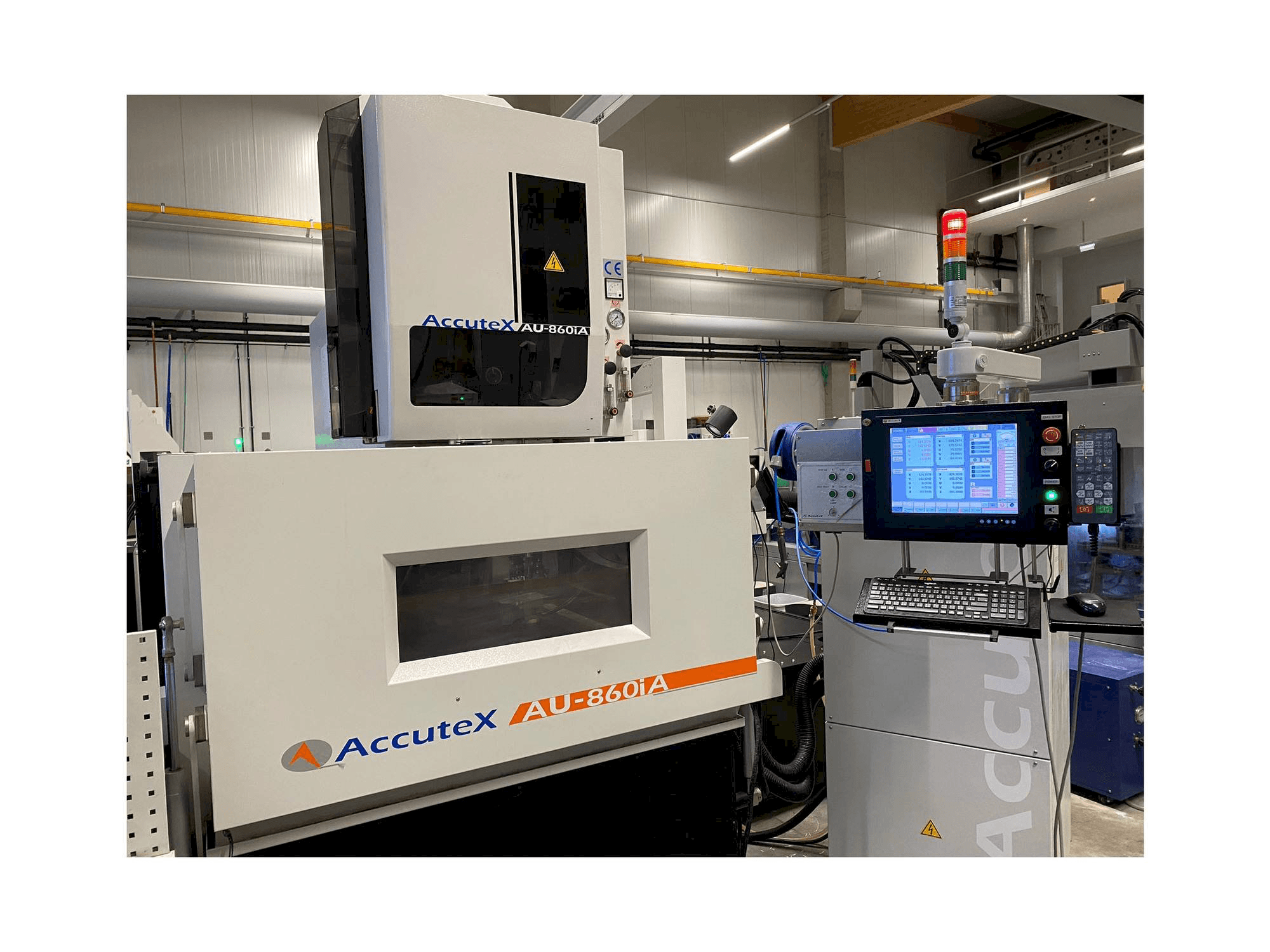 Prikaz stroja AccuteX AU-860iA sprijeda