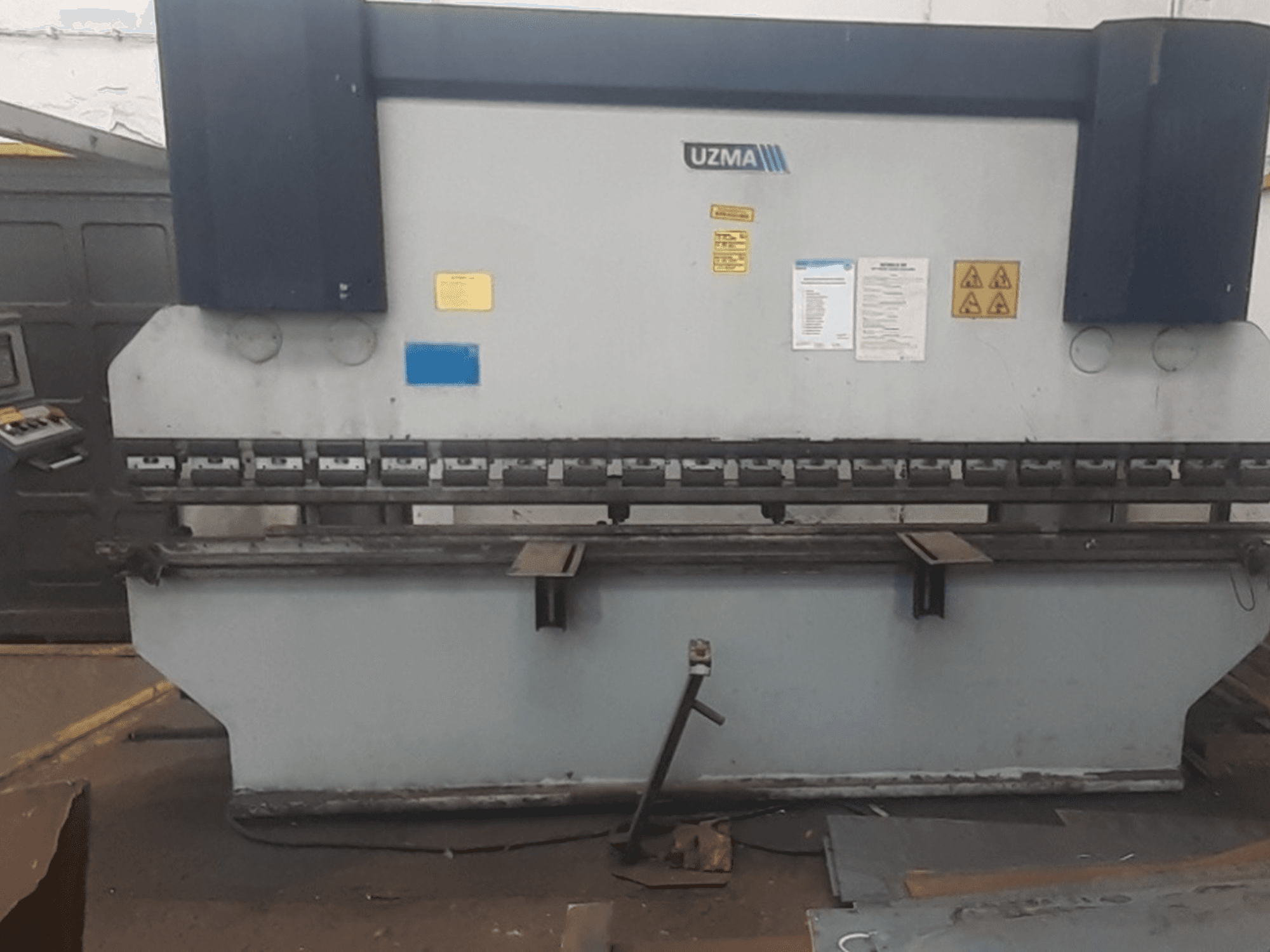 UZMA HAP 40160 preša za savijanje metala u prednjem pogledu, s kontrolama, sigurnosnim upozorenjima i alatima za savijanje metala.