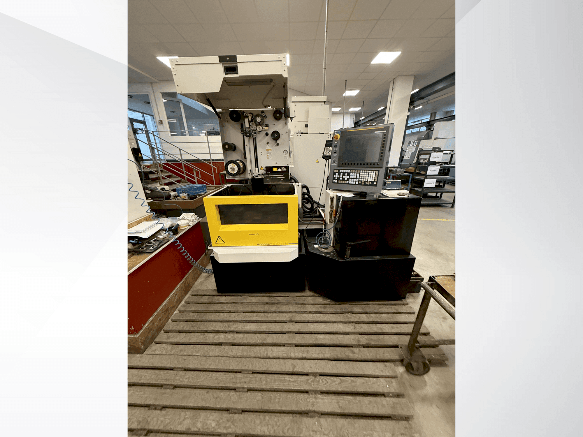 Prikaz stroja FANUC Robocut alpha-C400iB sprijeda