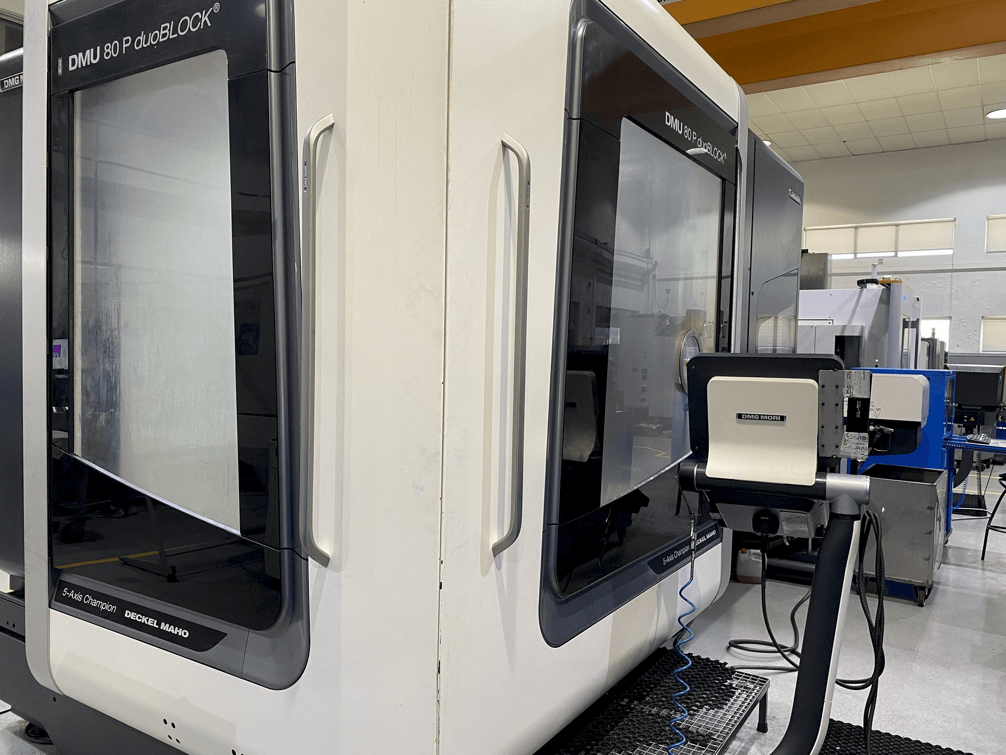 Prikaz stroja DMG MORI DMU 80P Duoblock sprijeda