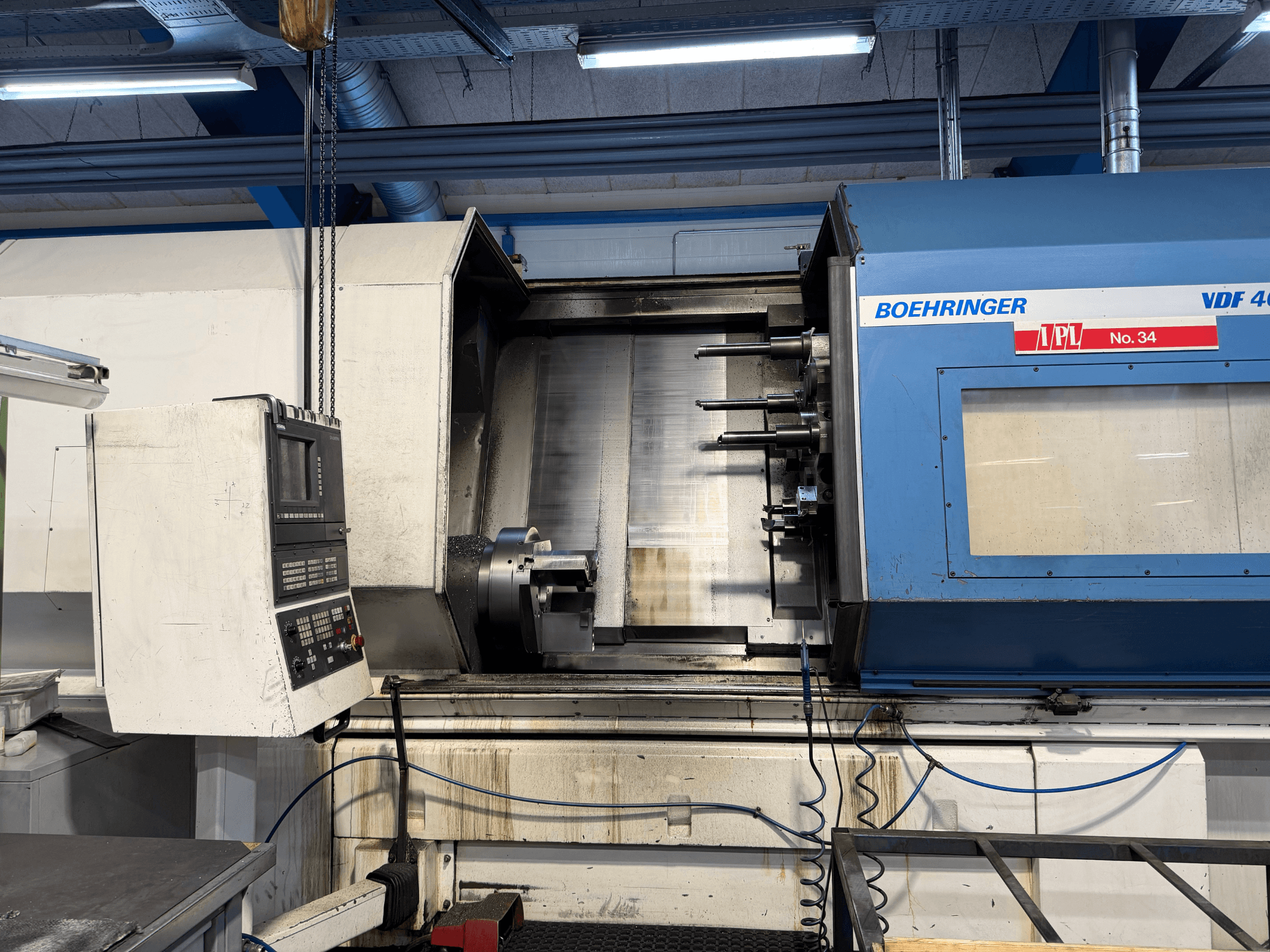 Horizontalni tokarski stroj BOEHRINGER VDF 400 CM, prednji pogled s prikazom upravljačke ploče i glavnog radnog područja.