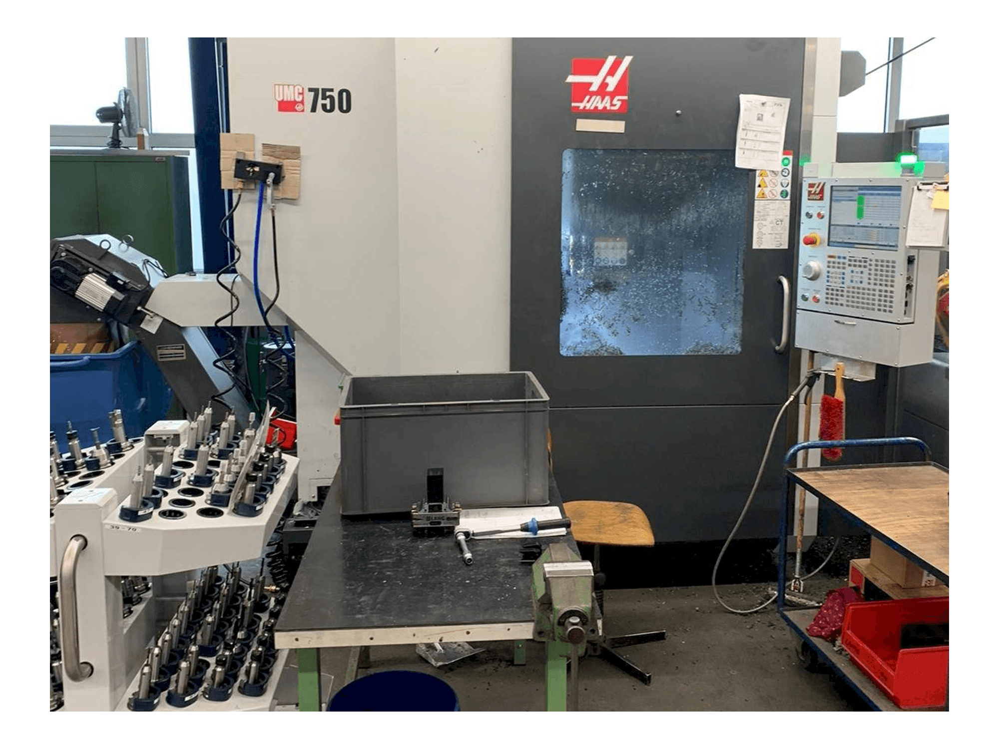 Prikaz stroja HAAS UMC - 750 sprijeda