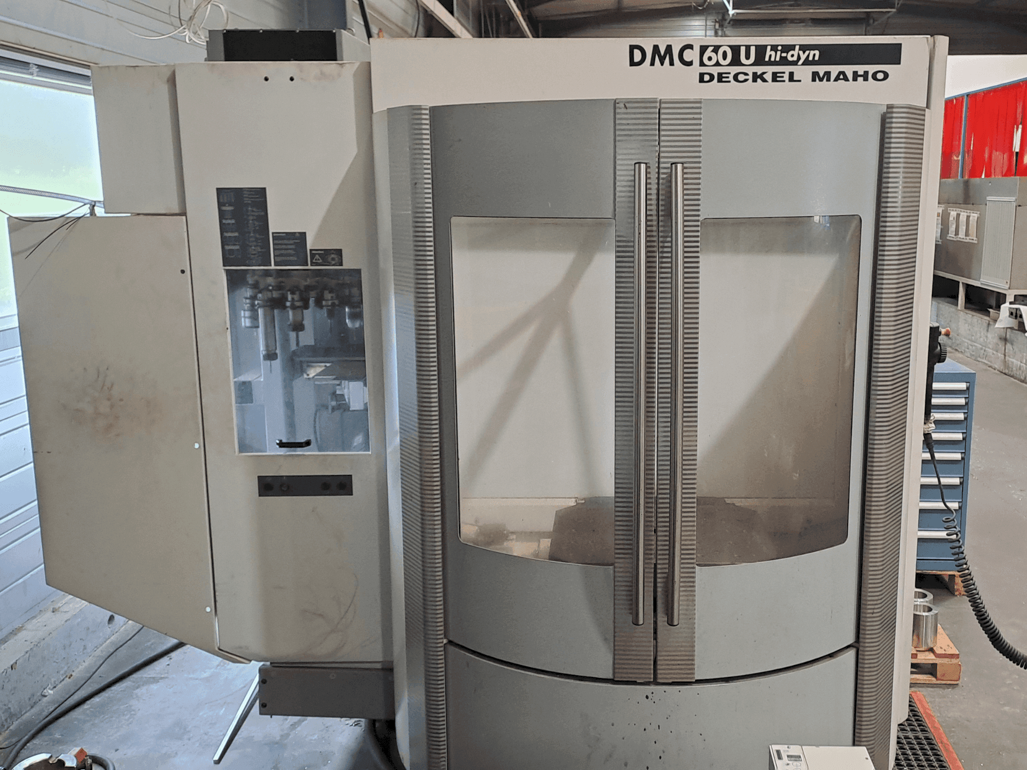 Prikaz stroja DECKEL MAHO DMC 60 Hi Dyn sprijeda