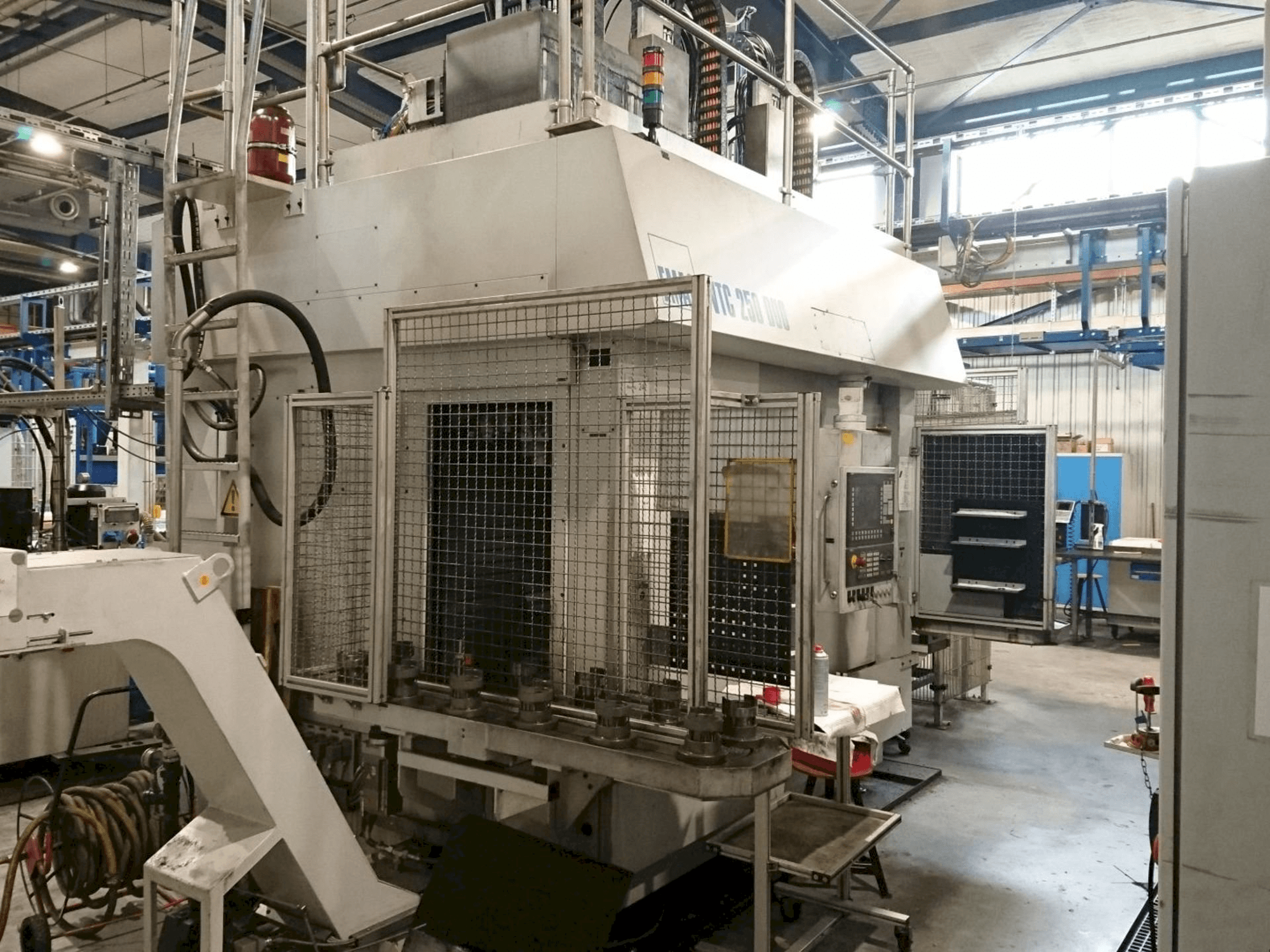 Prikaz stroja EMAG VTC 250 DUO sprijeda