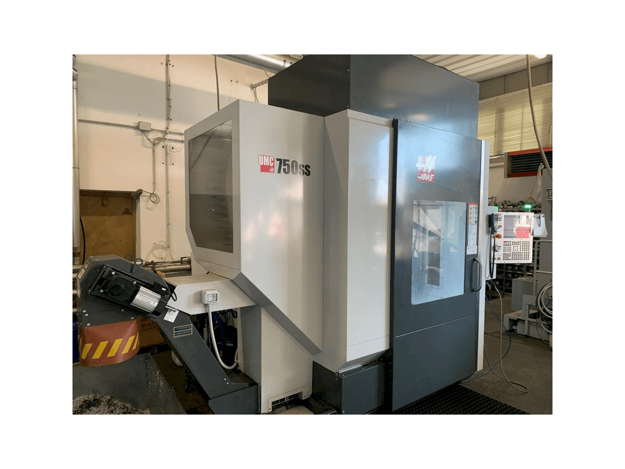 Prikaz stroja HAAS UMC 750SS sprijeda