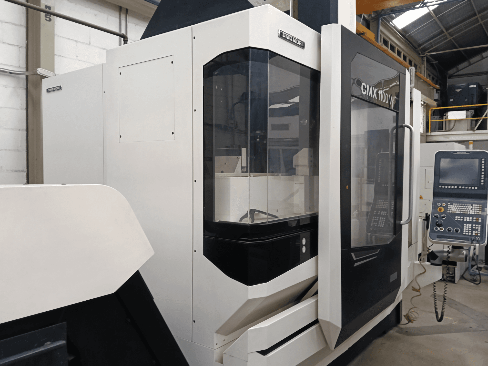 Vertikalni obradni centar DMG MORI MORI CMX 1100 V, prednji pogled, s prikazom upravljačke ploče i staklenog kućišta.