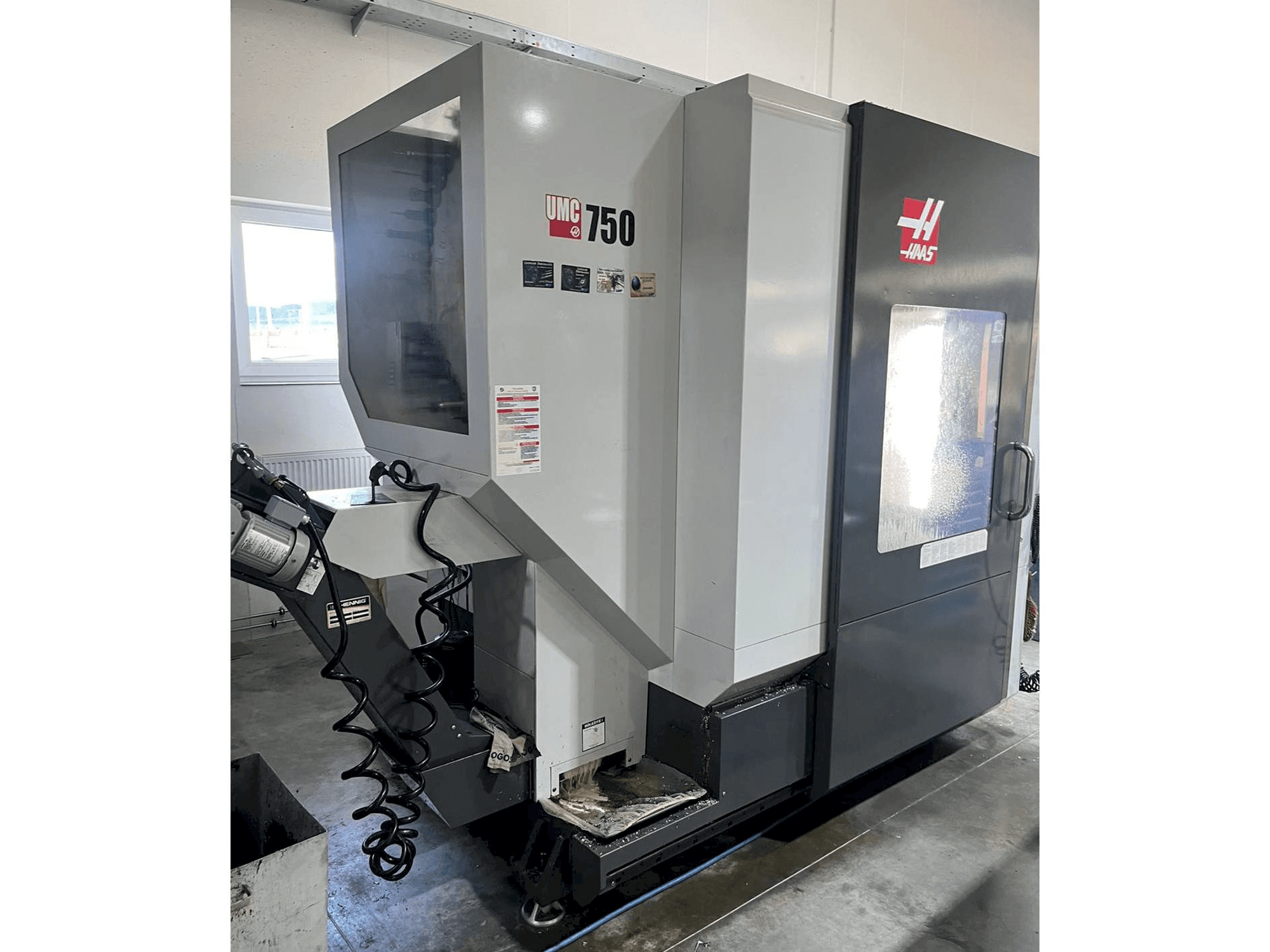 Prikaz stroja HAAS UMC-750 sprijeda