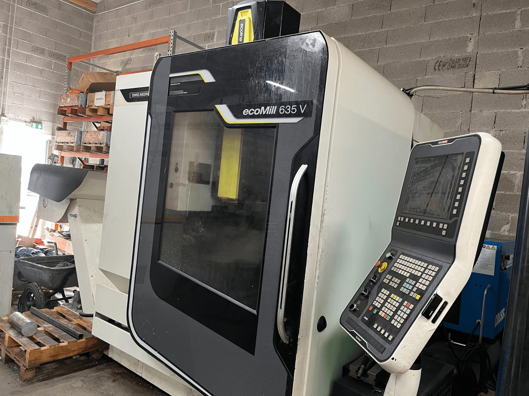 CNC glodalica EcoMill 635 V, prednji pogled, ima upravljačku ploču s gumbima, smještenu u industrijskom radnom prostoru.