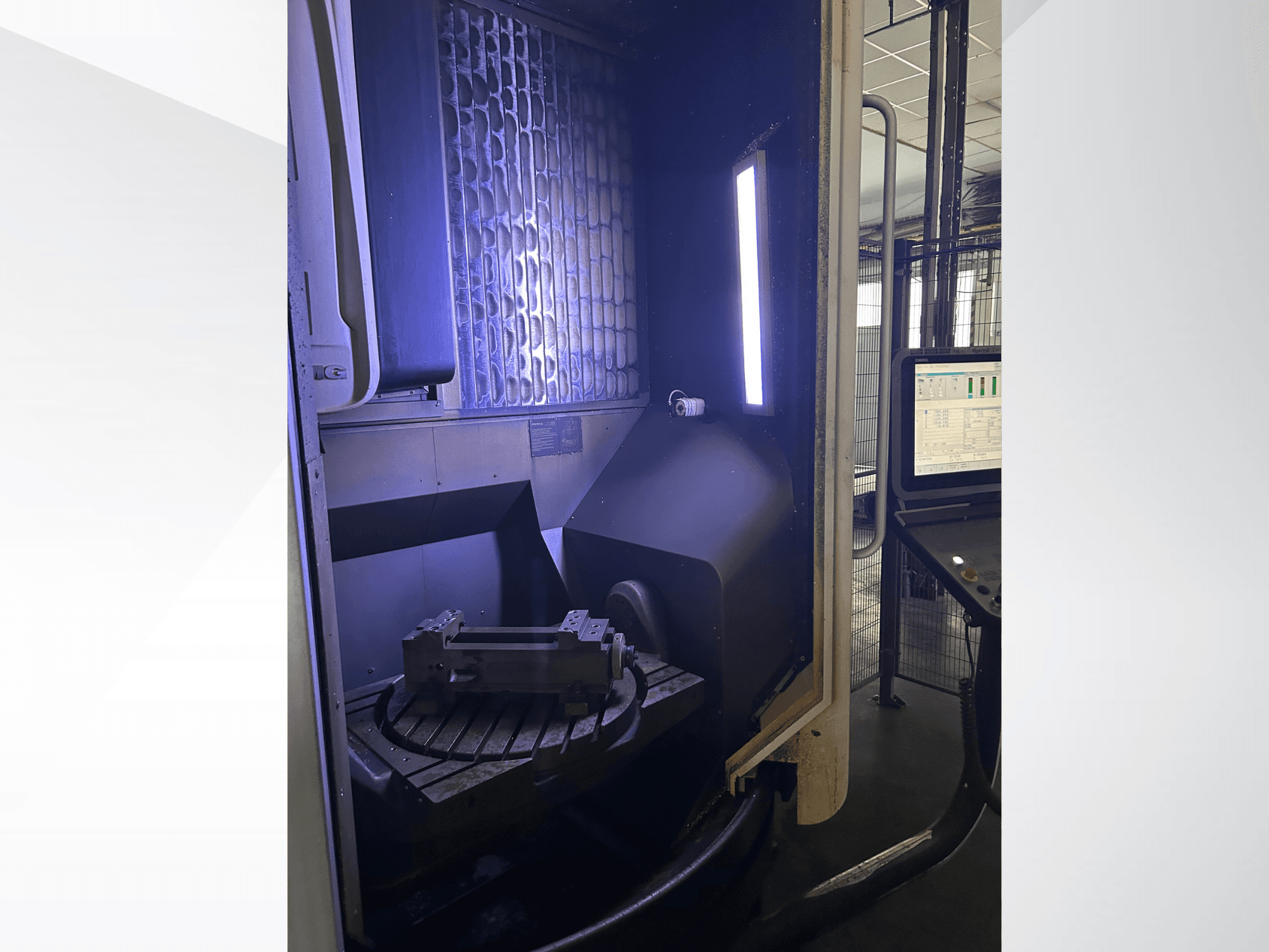 Vertikalni obradni centar DMG MORI DMU 65 MonoBlock, prednji pogled koji prikazuje rotacijski stol s obratkom i upravljačku ploču.