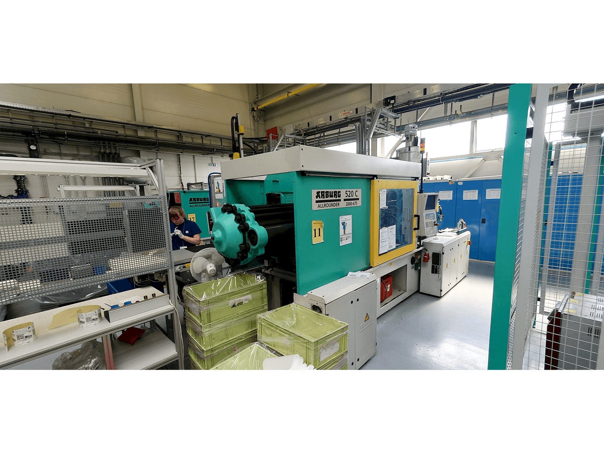 Prikaz stroja Arburg Allrounder 520 C 2000-675 sprijeda