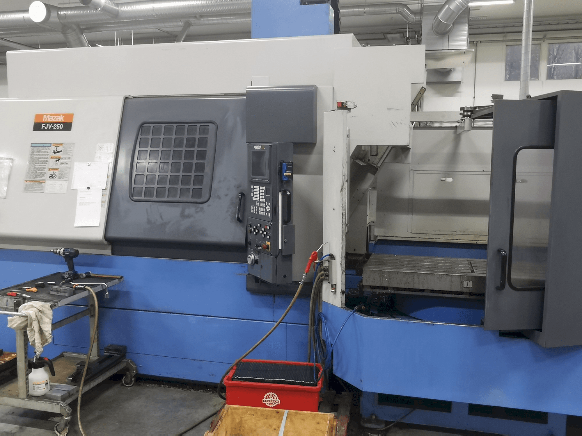 Prikaz stroja Mazak FJV250 sprijeda