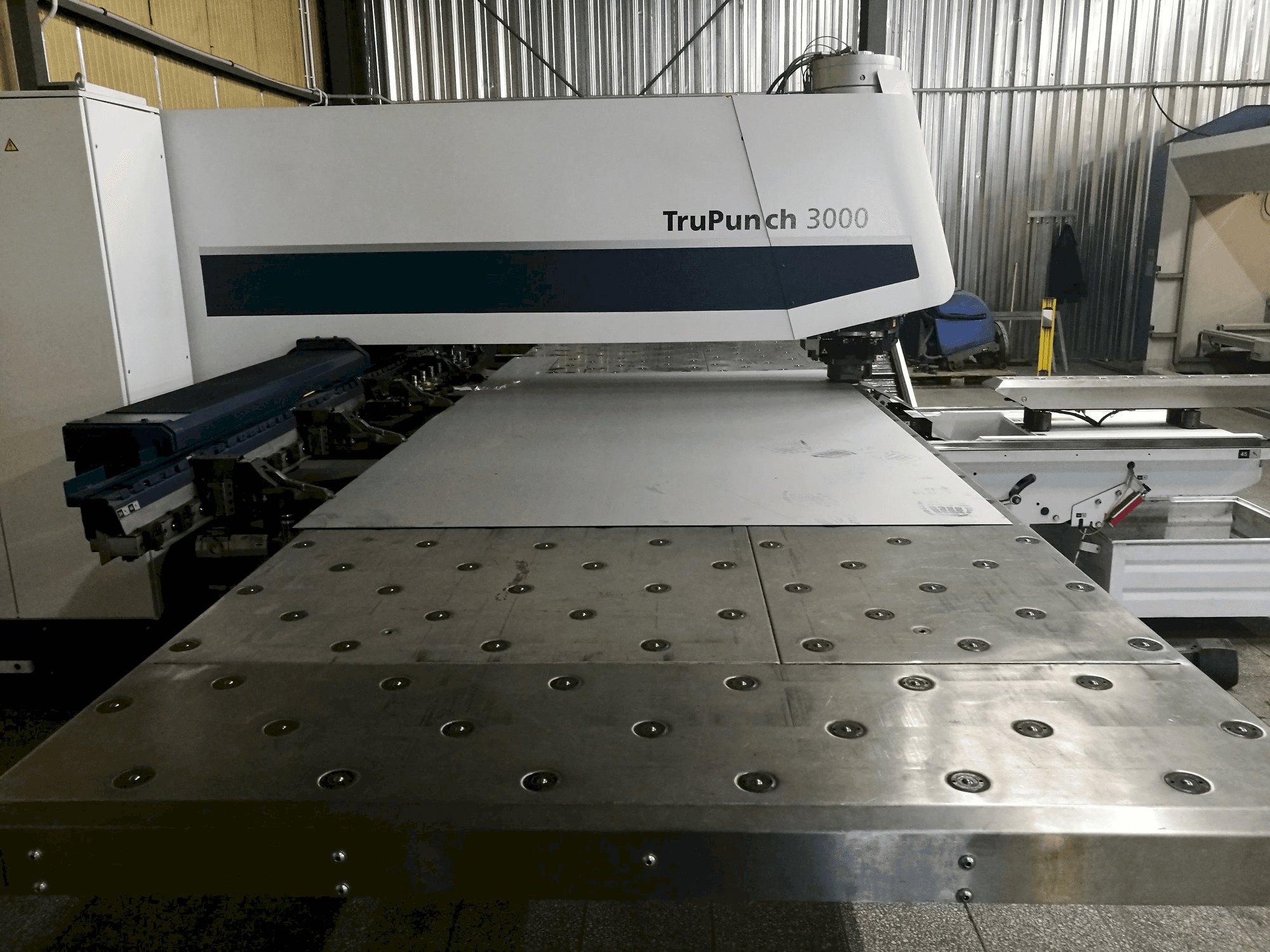 Prikaz lijeve strane stroja Trumpf TruPunch 3000