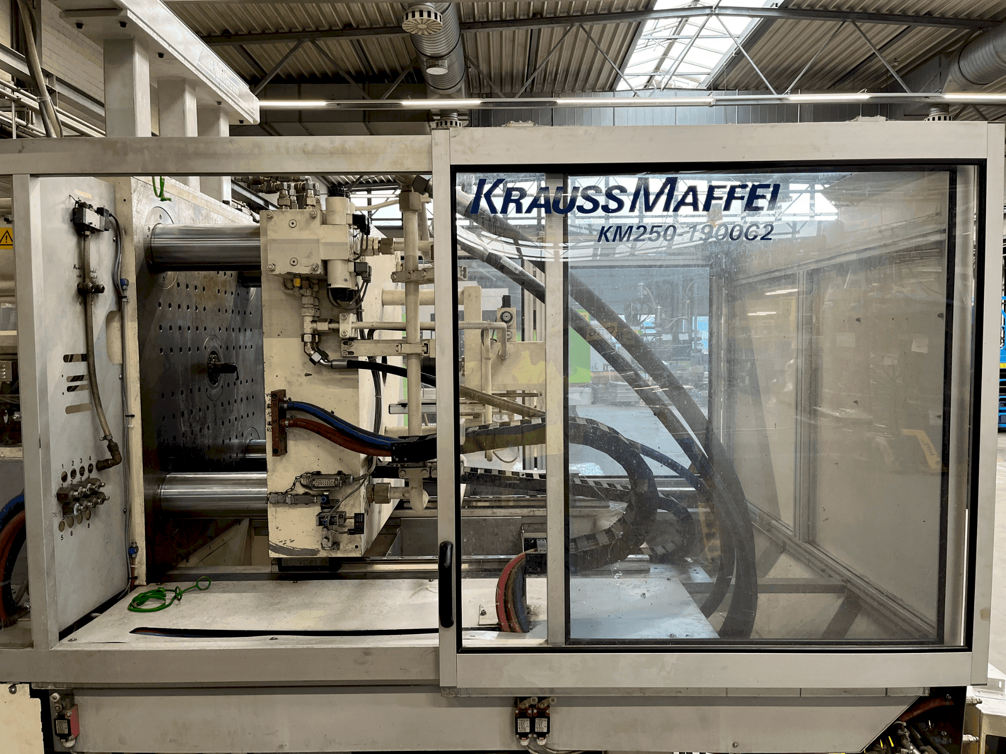 Prikaz stroja Krauss Maffei 250-1900 C2 sprijeda