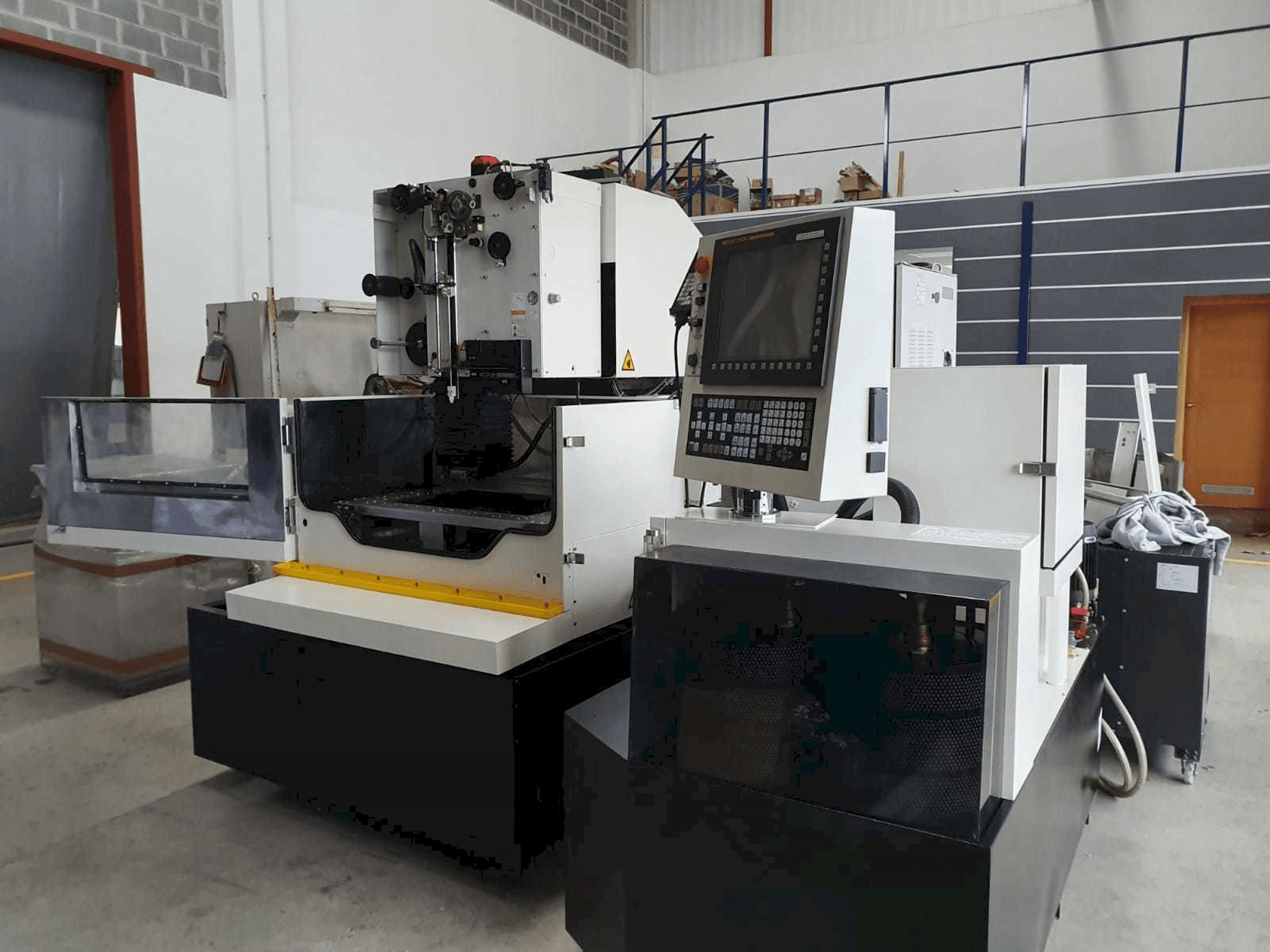 Prikaz stroja FANUC Robocut α-1iE sprijeda