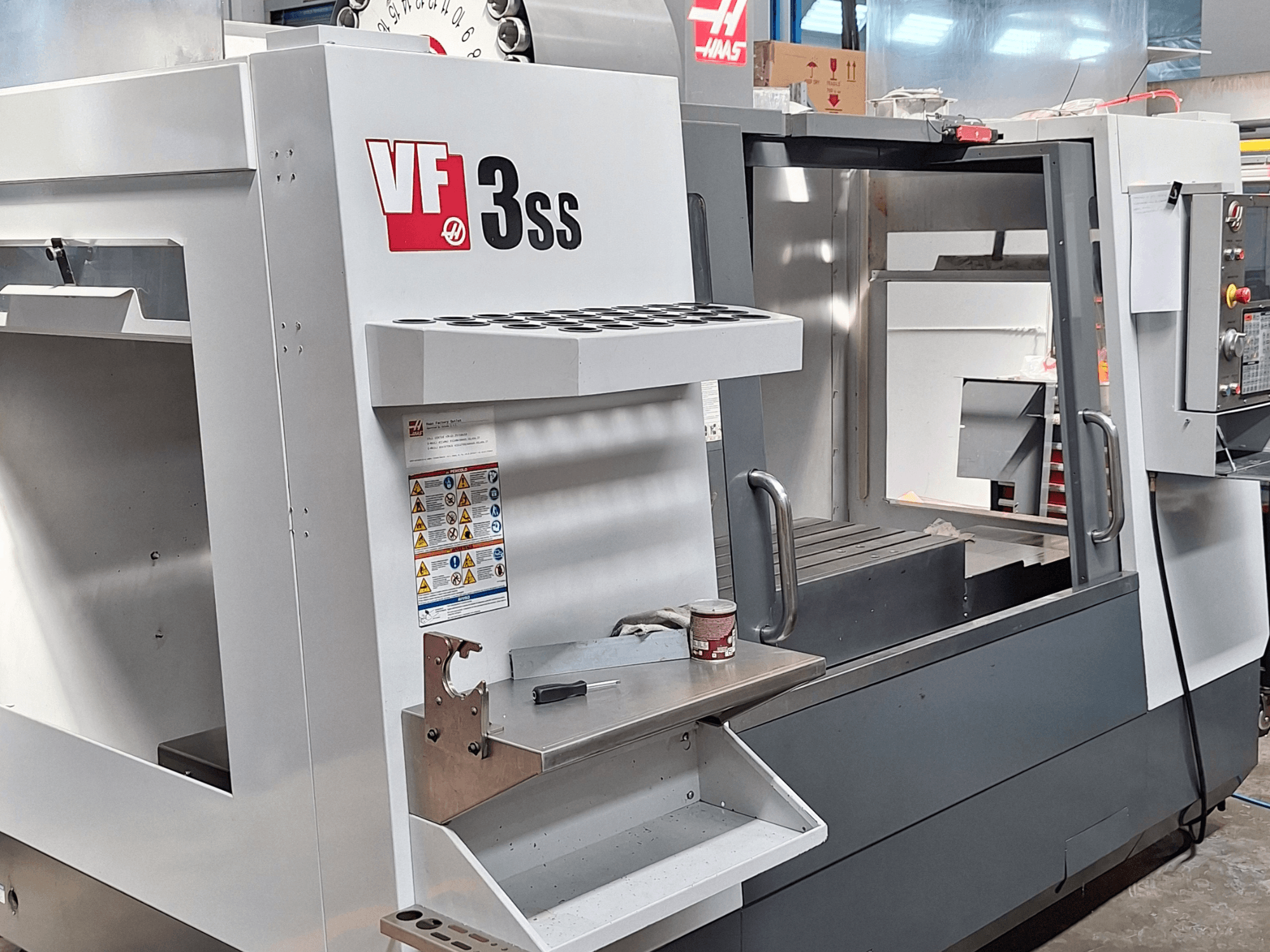 Vertikalni obradni centar Haas VF-3SS, prednji pogled, prikaz upravljačke ploče, držača alata i radnog područja.