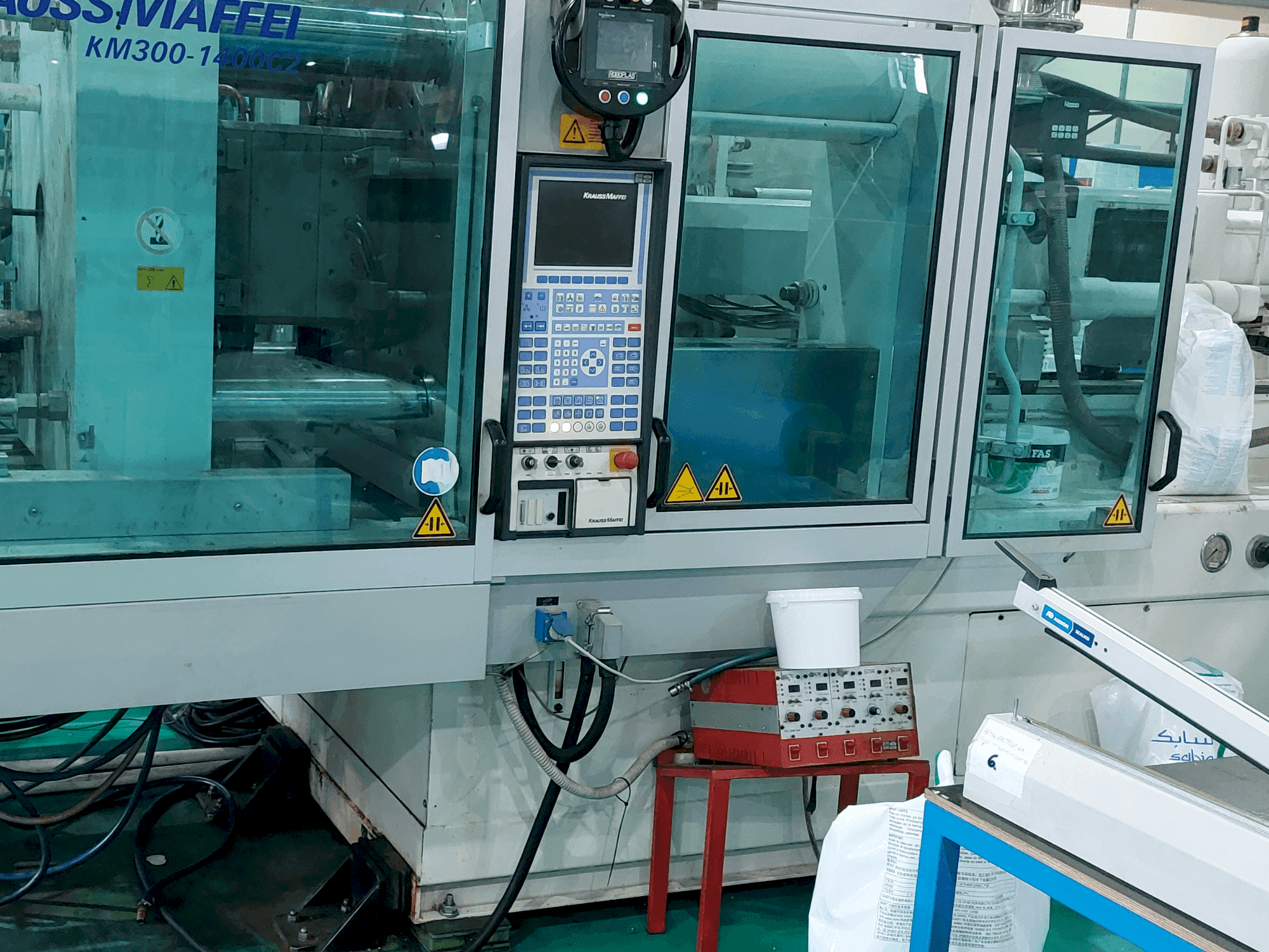 Prikaz stroja Krauss Maffei 300 – 1400 C2 sprijeda