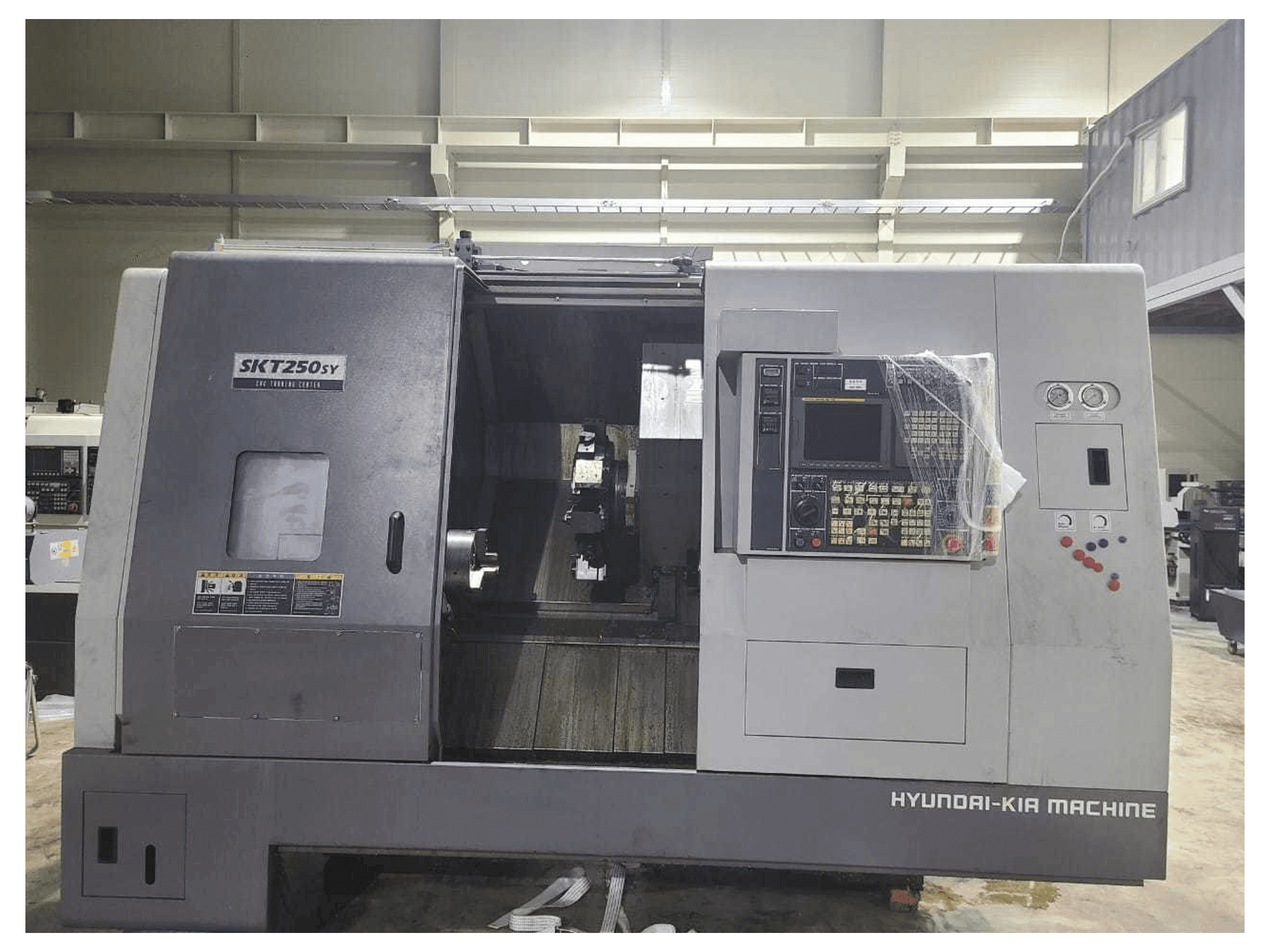 Prikaz stroja Hyundai Kia SKT250SY sprijeda