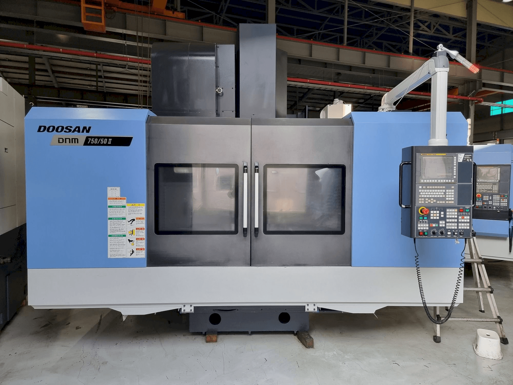 Prikaz stroja Doosan DNM750/50 II sprijeda
