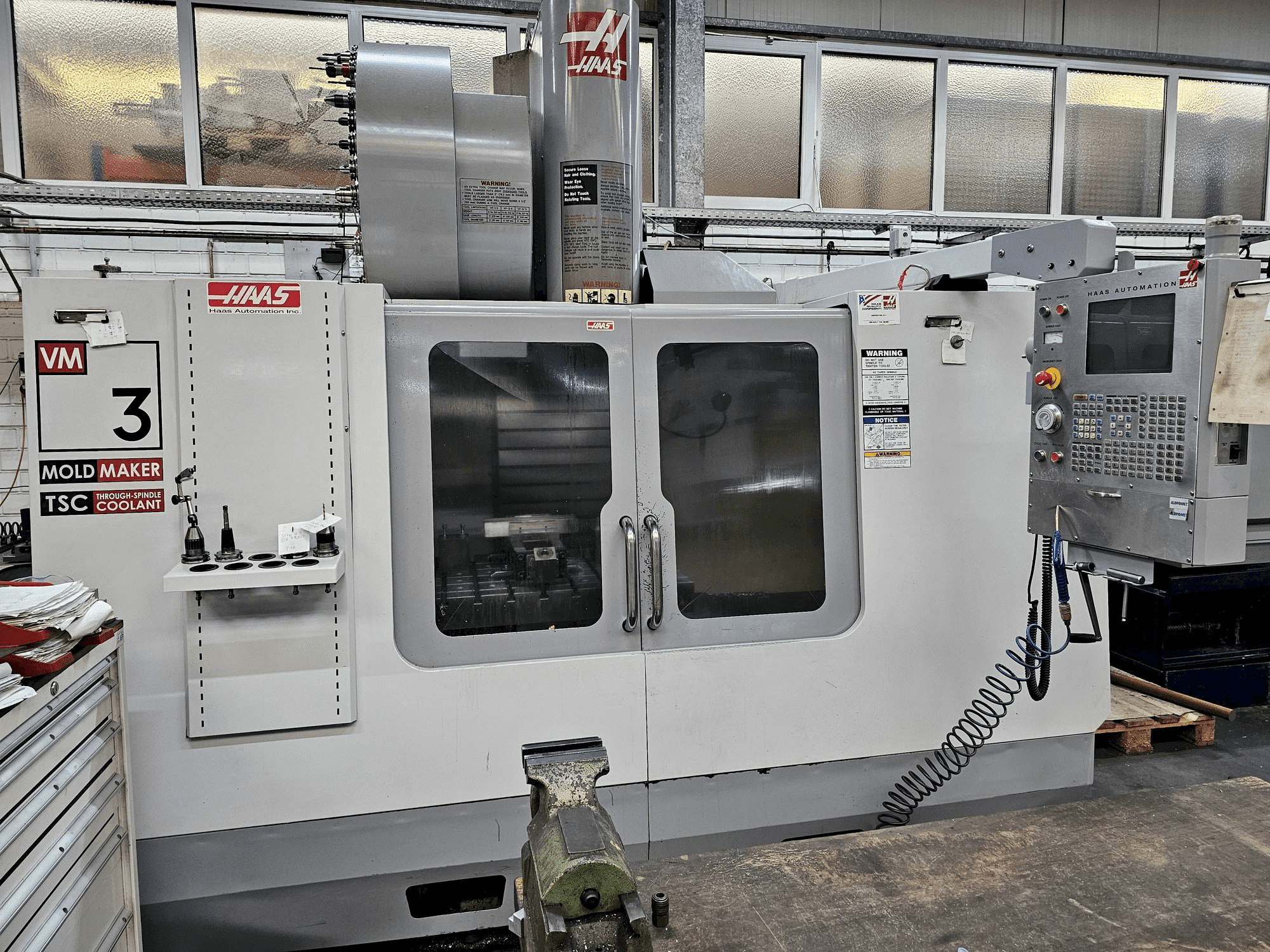 Prikaz stroja HAAS VM 3 sprijeda