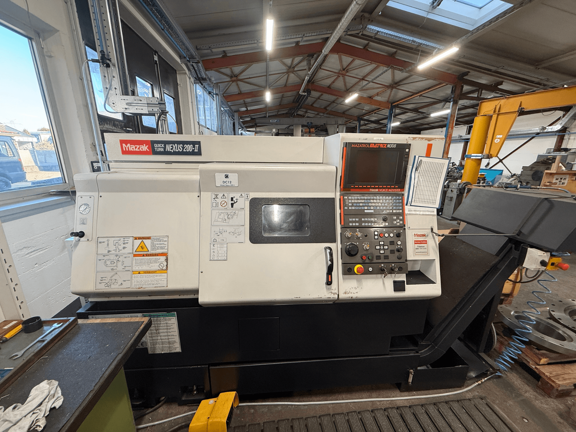 Mazak QUICK TURN NEXUS 200-II horizontalni tokarski stroj, pogled sprijeda, prikaz upravljačke ploče i operativnih značajki.