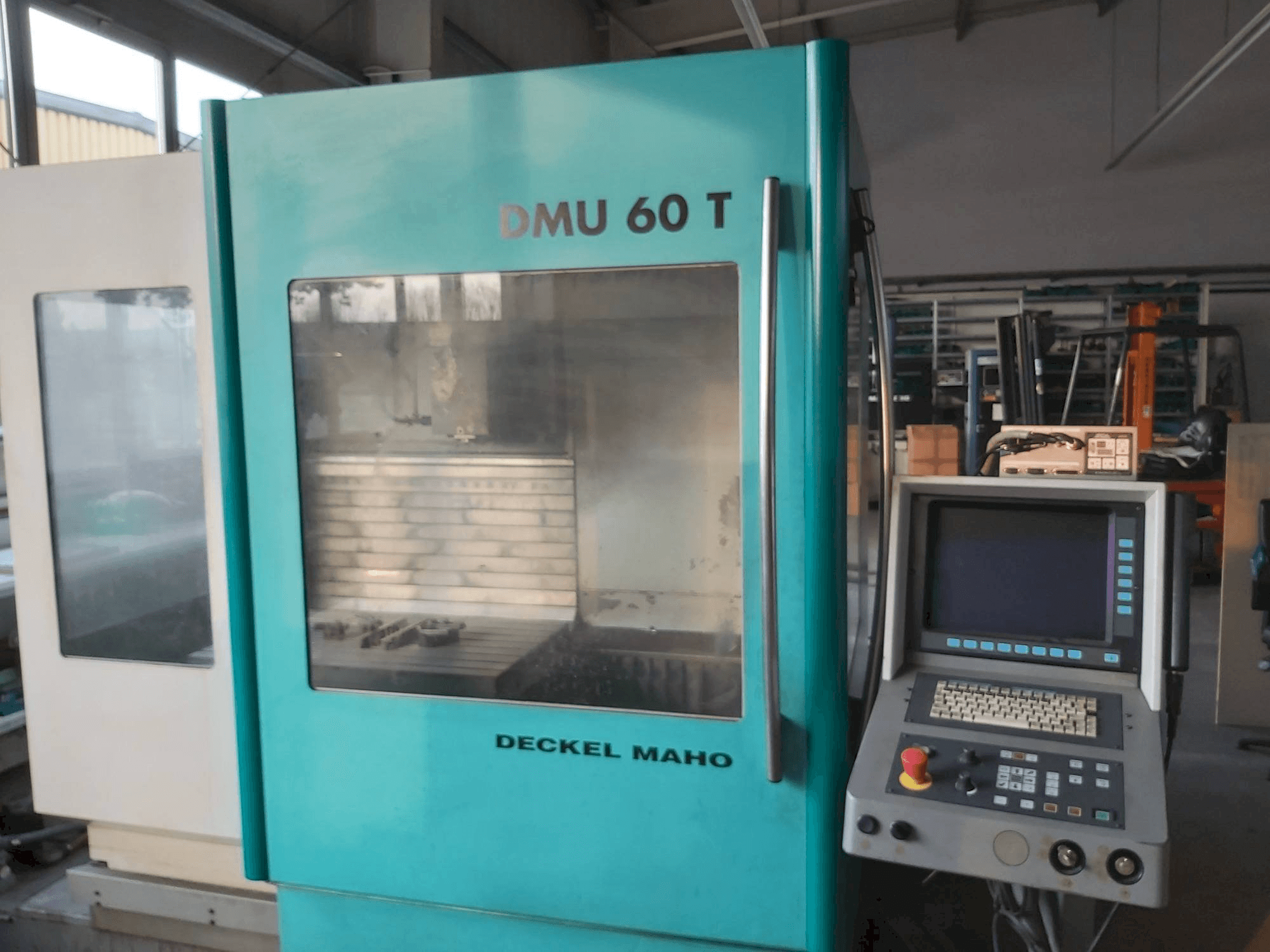 Prikaz stroja DECKEL MAHO DMU 60 T sprijeda