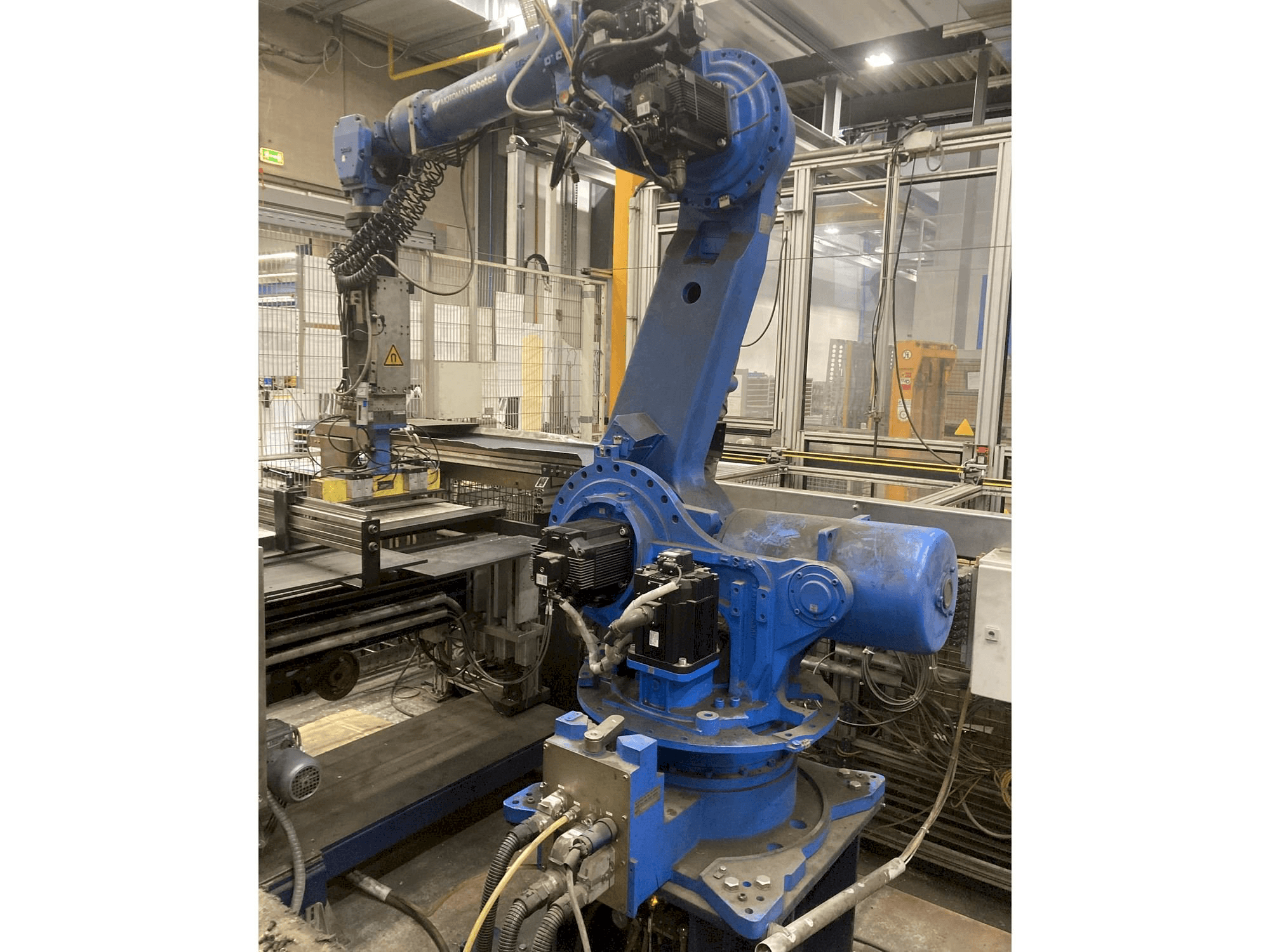 Prikaz stroja Yaskawa Motoman ES165 sprijeda