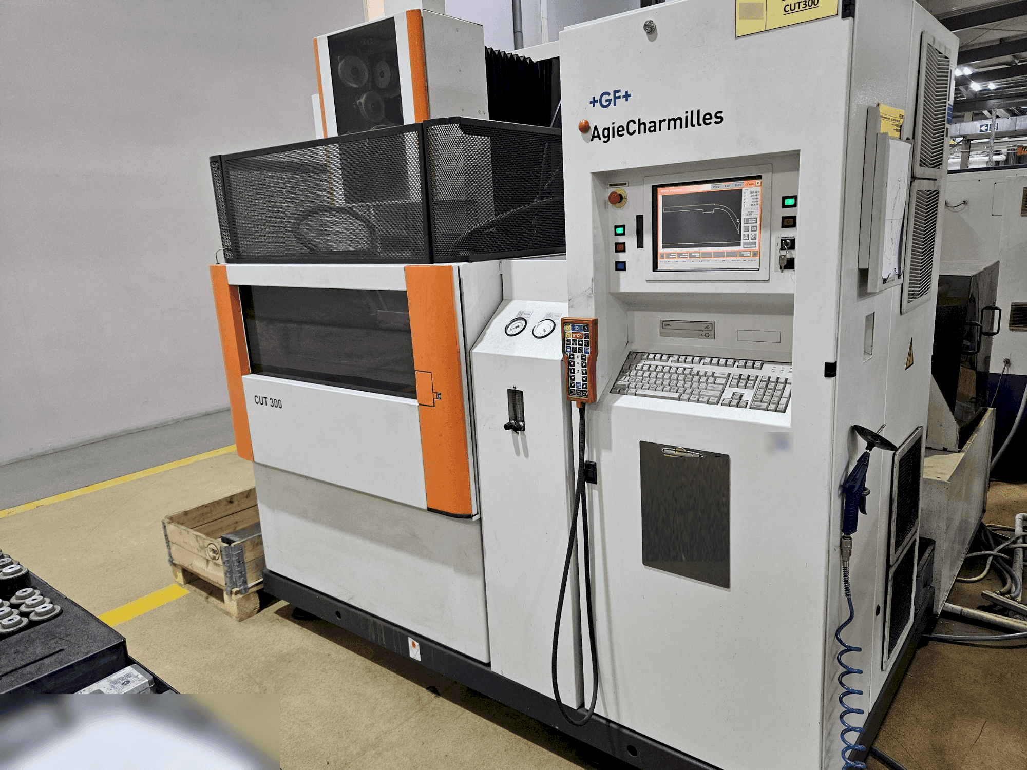 Prikaz stroja AgieCharmilles CUT 300 sprijeda
