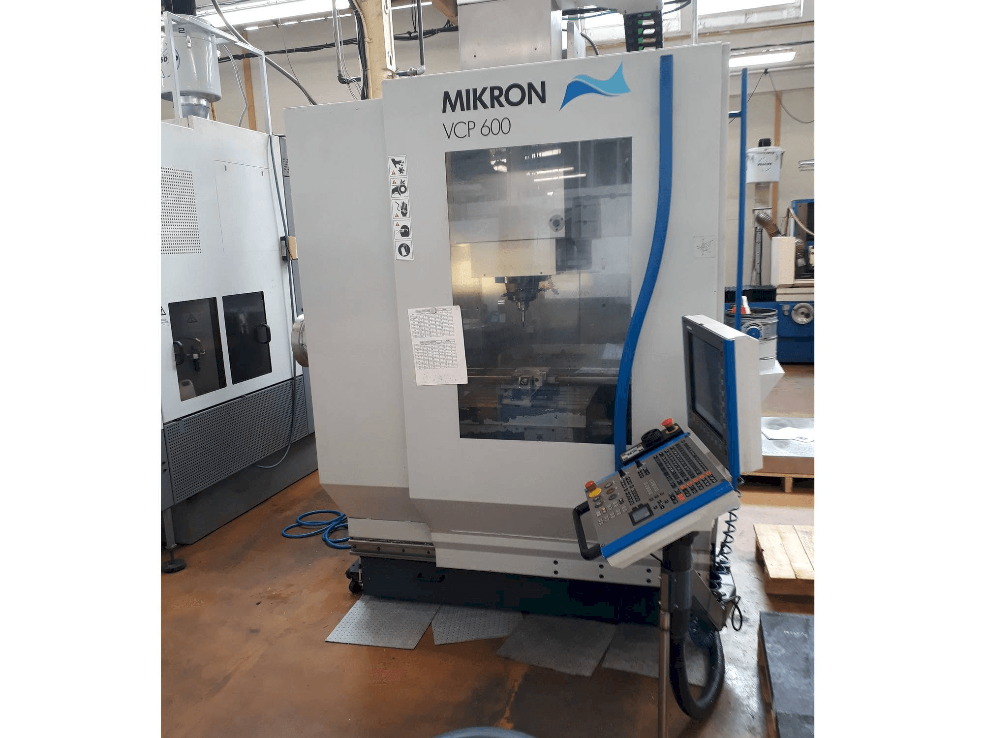 Prikaz stroja MIKRON VCP 600 sprijeda