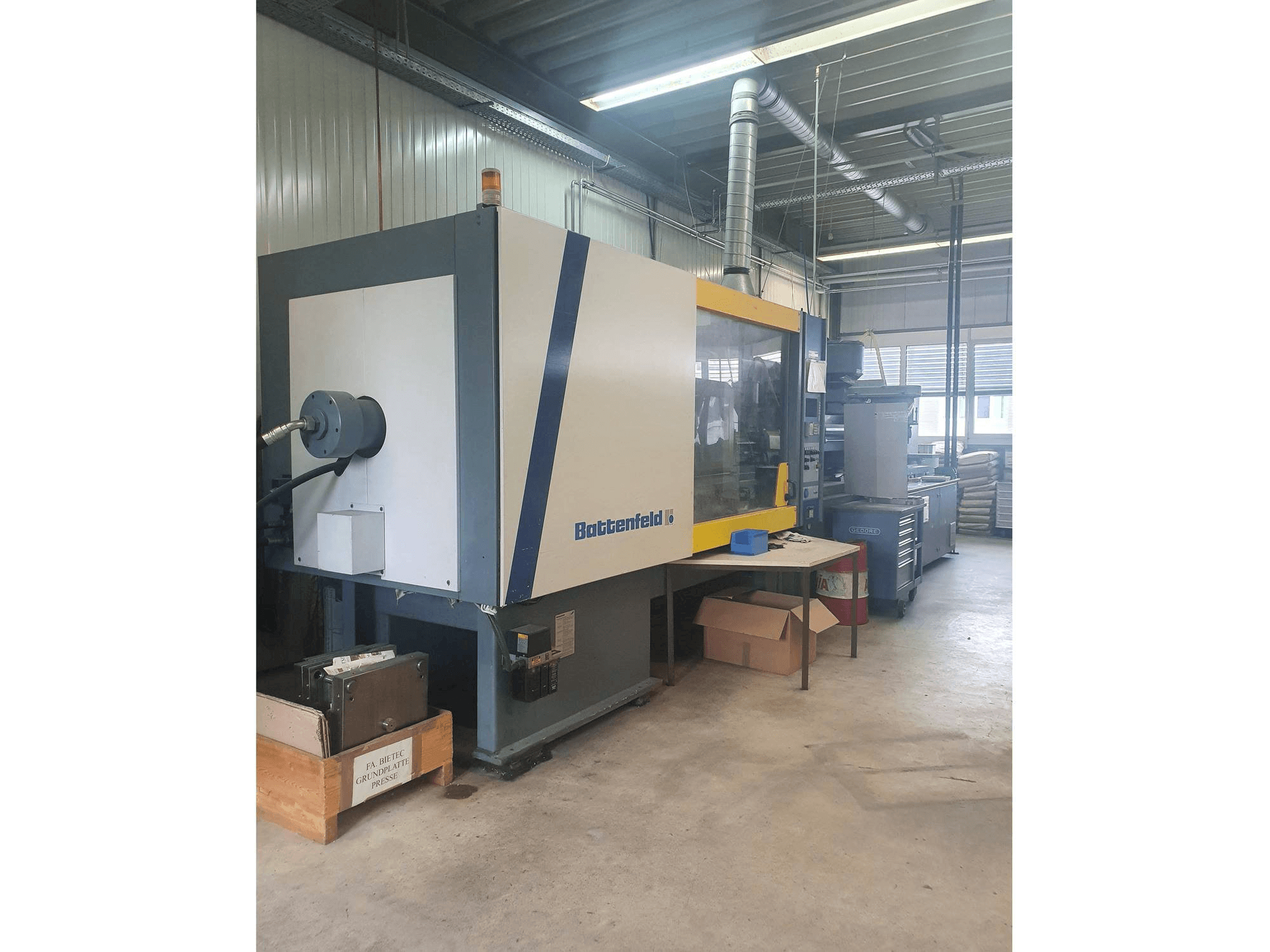Prikaz stroja Battenfeld BK 3500/2800 sprijeda
