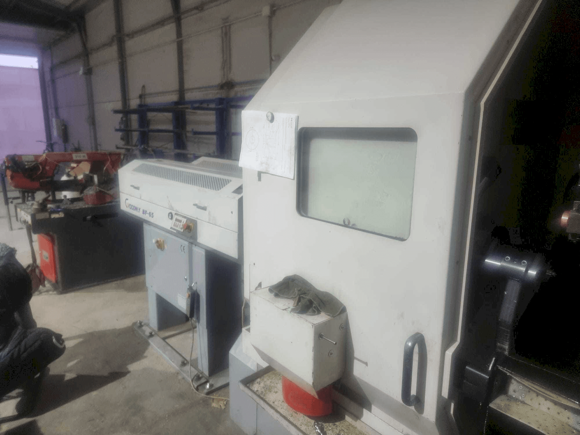 Prikaz desne strane stroja Goodway MSY 280