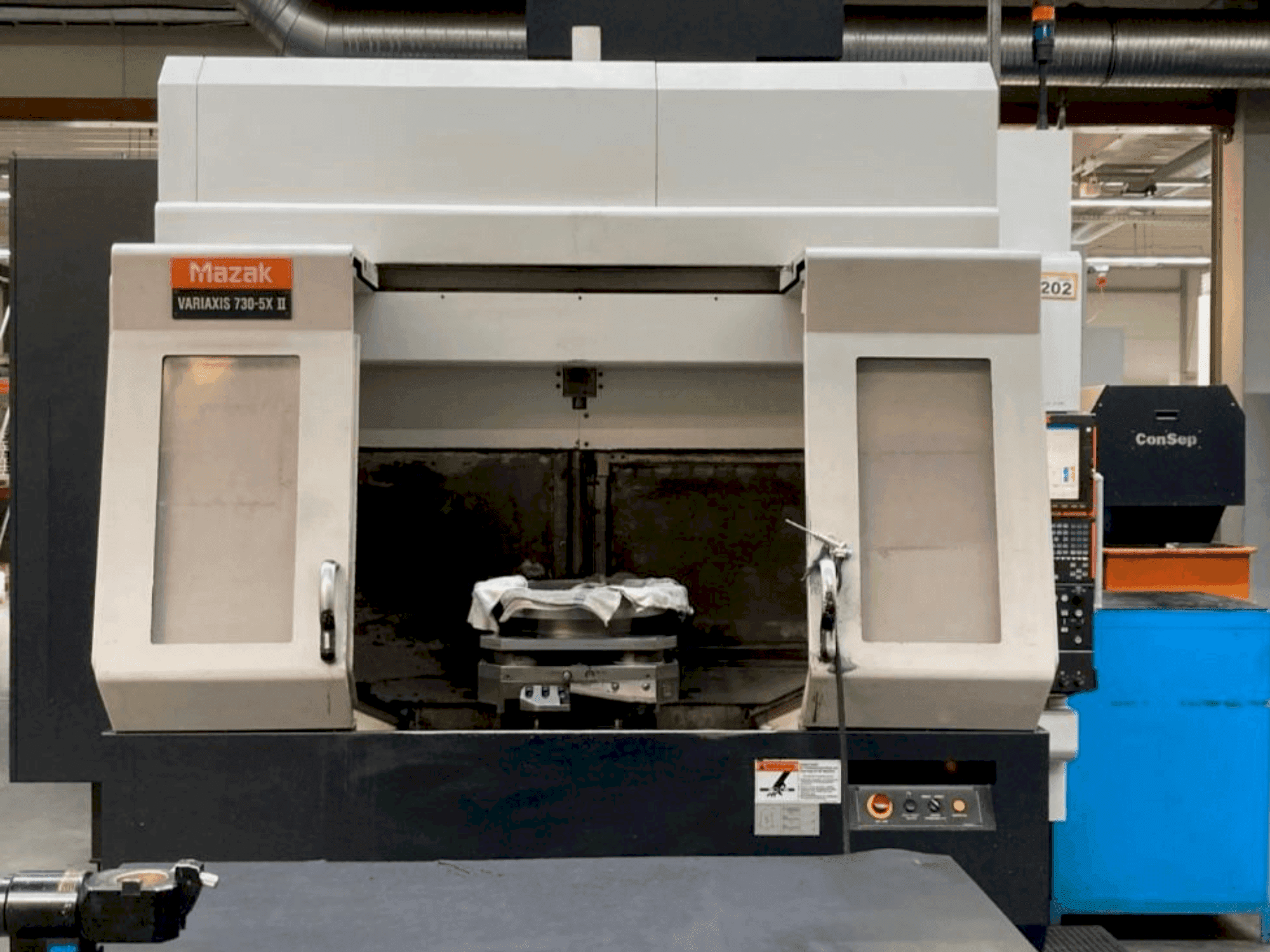 Prikaz stroja Mazak VARIAXIS 730/5X II sprijeda