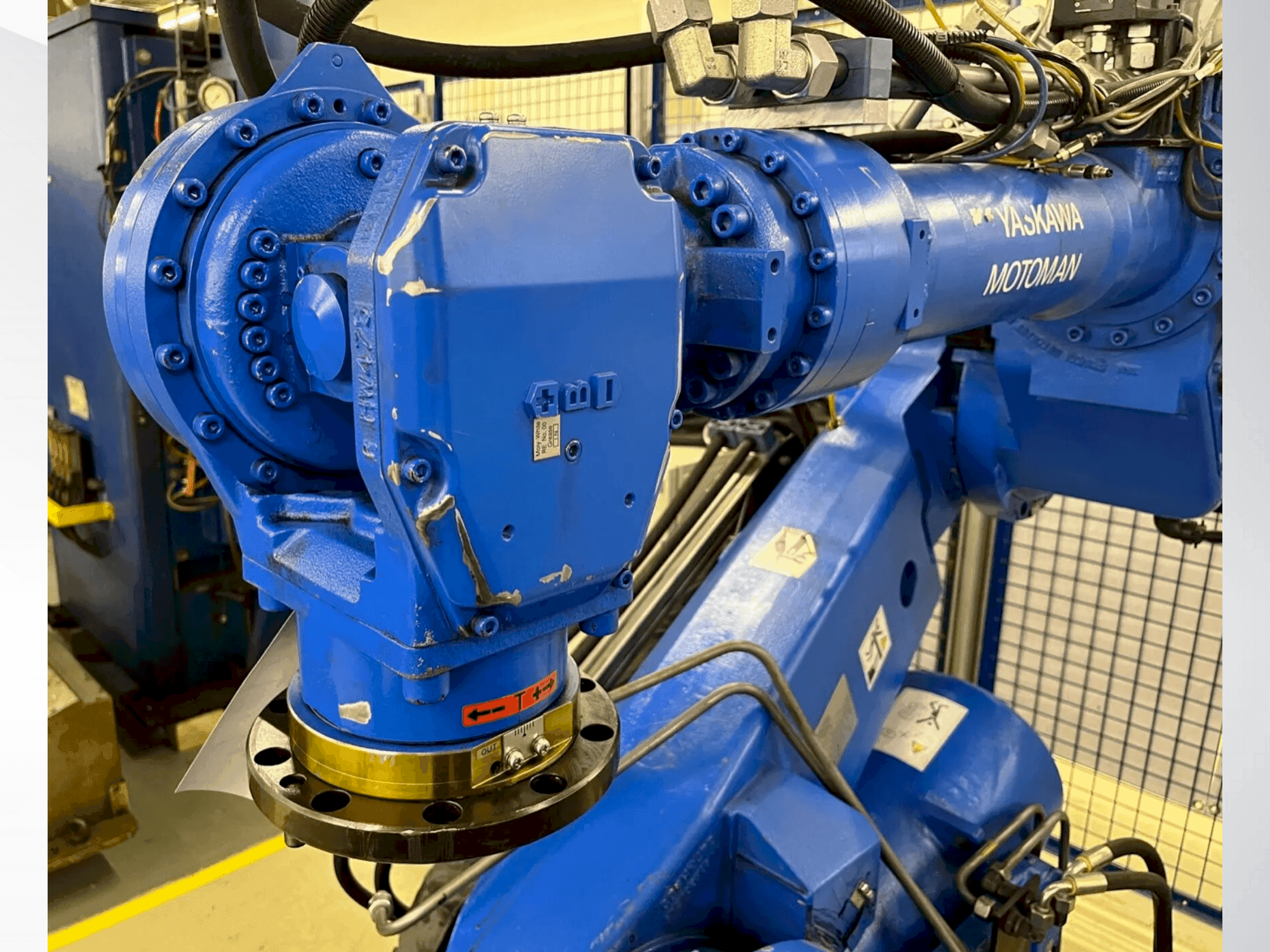 Prikaz stroja Yaskawa Motoman ES 165D sprijeda