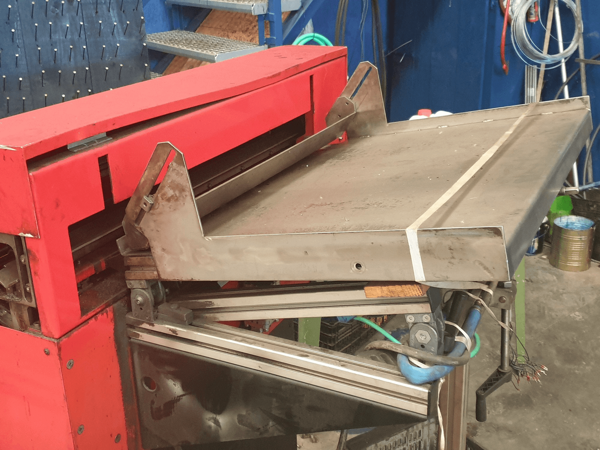 Prikaz lijeve strane stroja EMCO LM 800