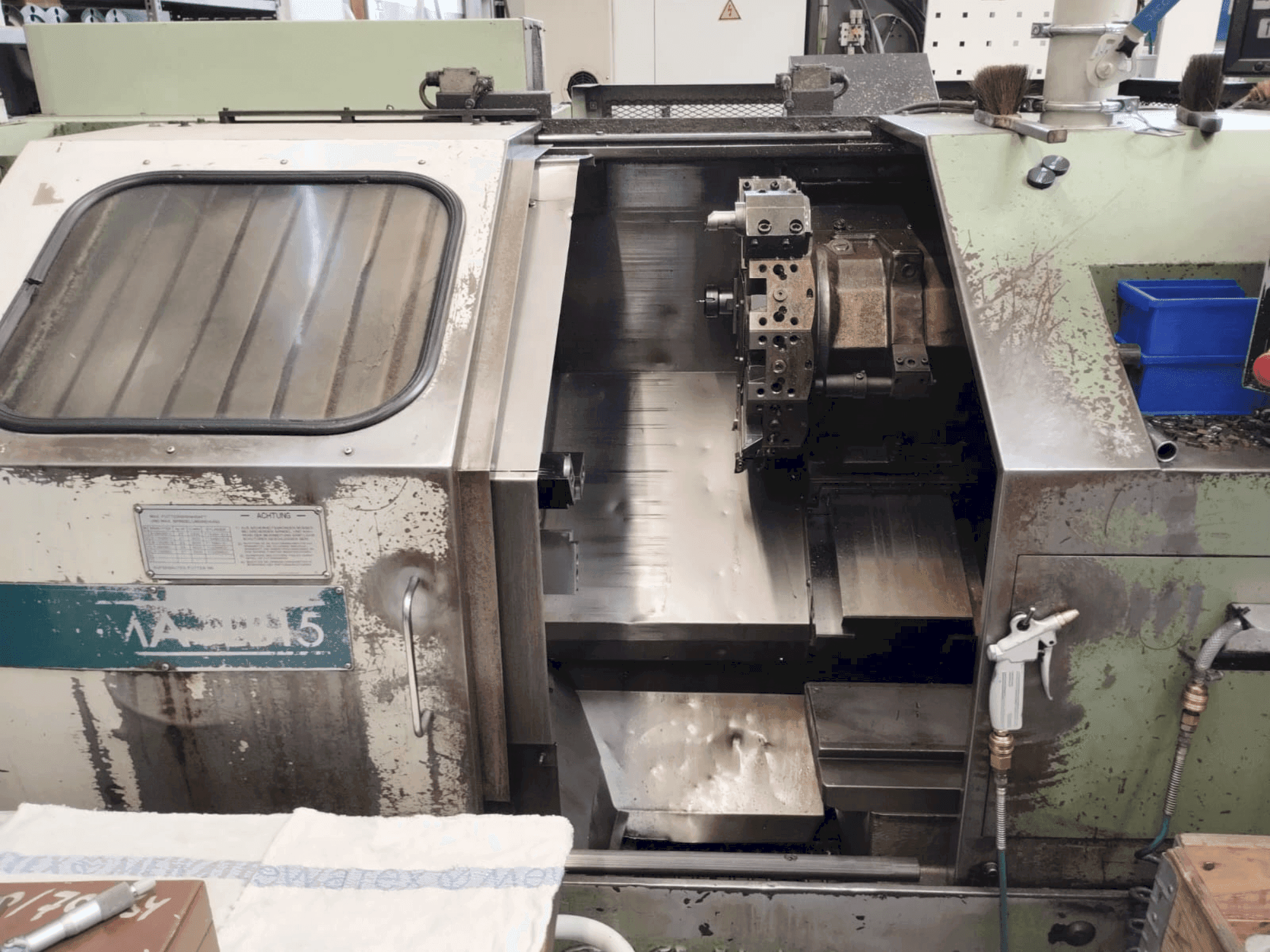 Prikaz stroja Okuma LB15 sprijeda