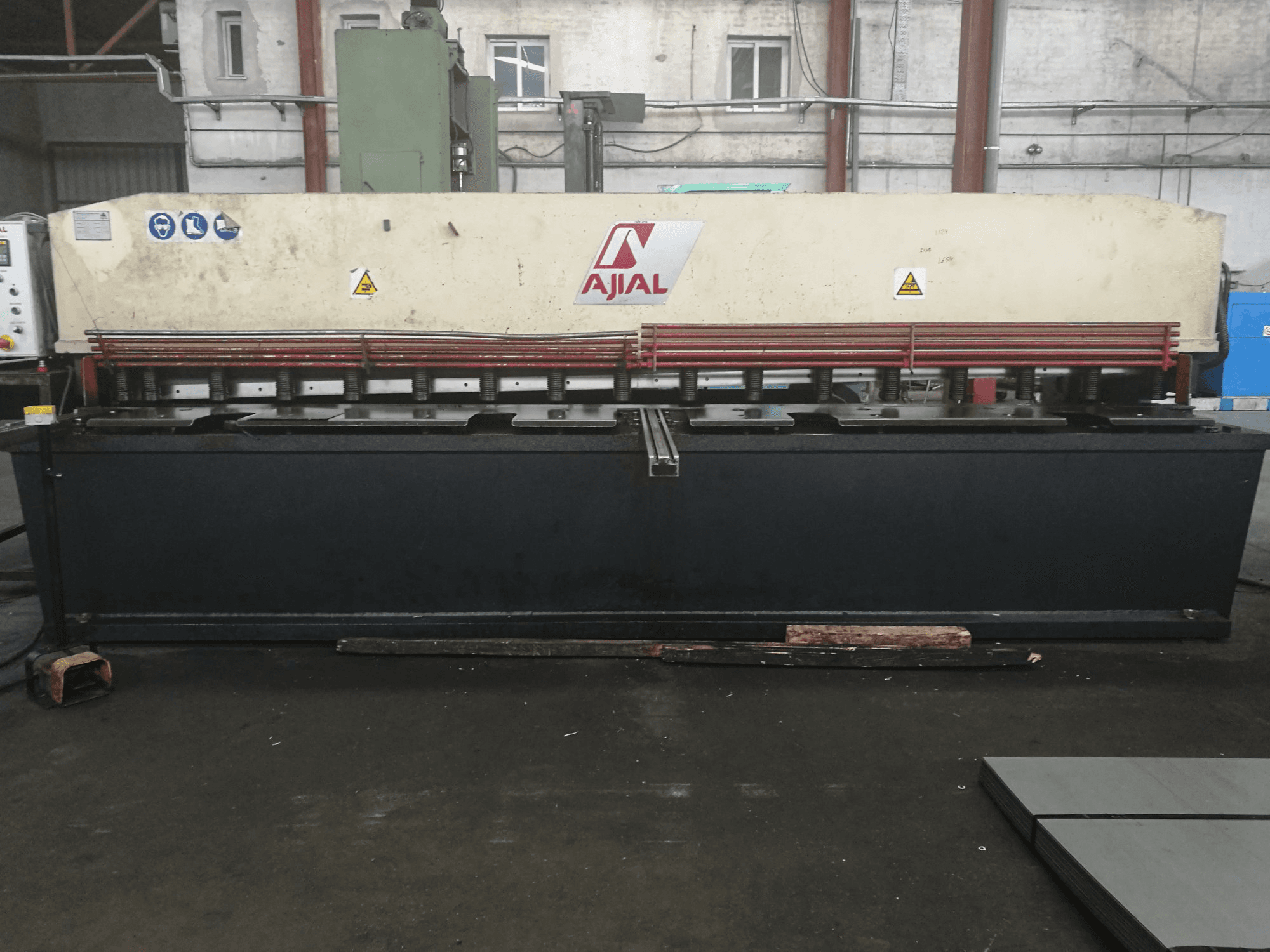 Prikaz stroja Ajial CB-640 sprijeda