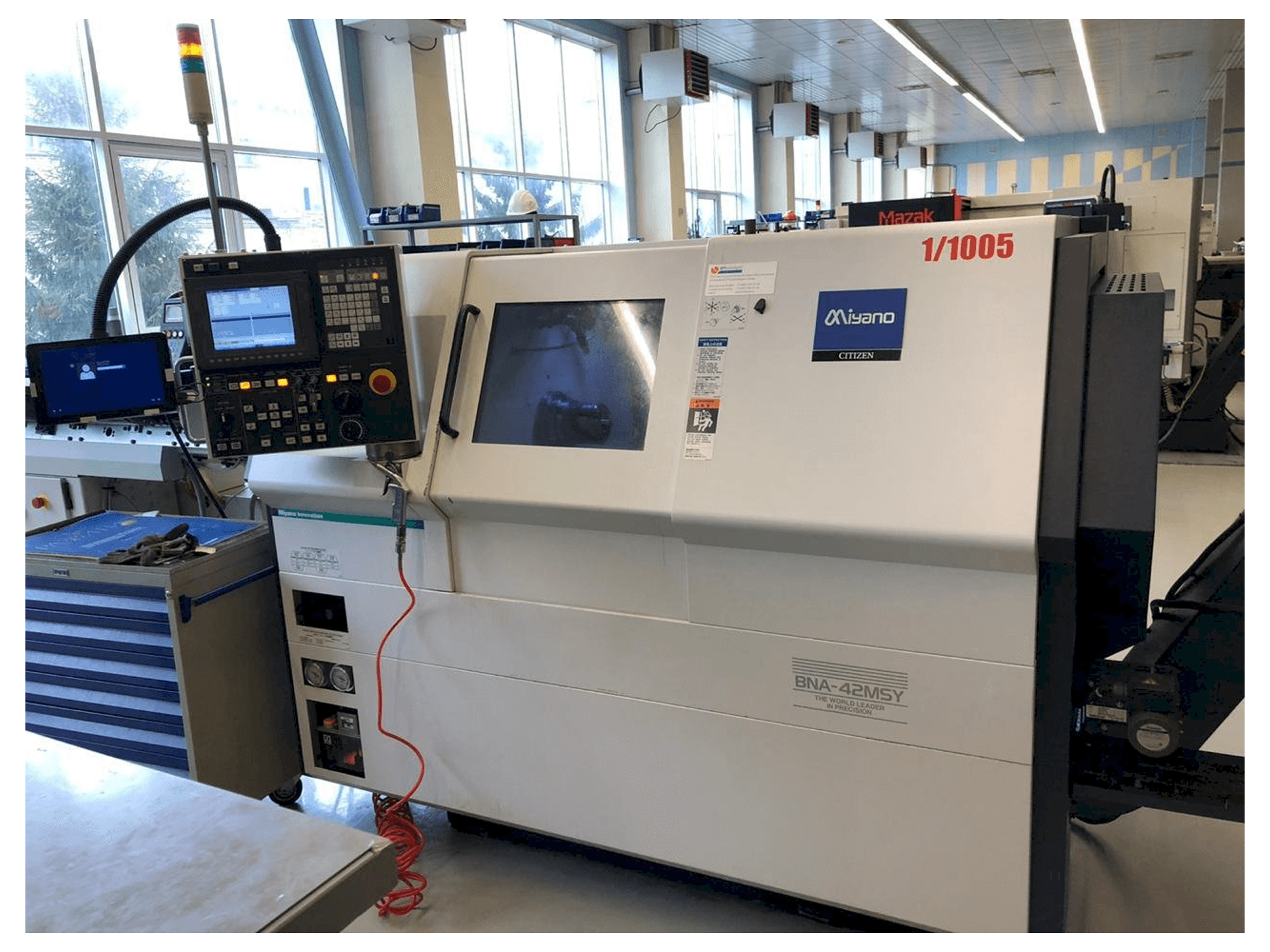 Prikaz stroja Miyano BNA-42MSY sprijeda