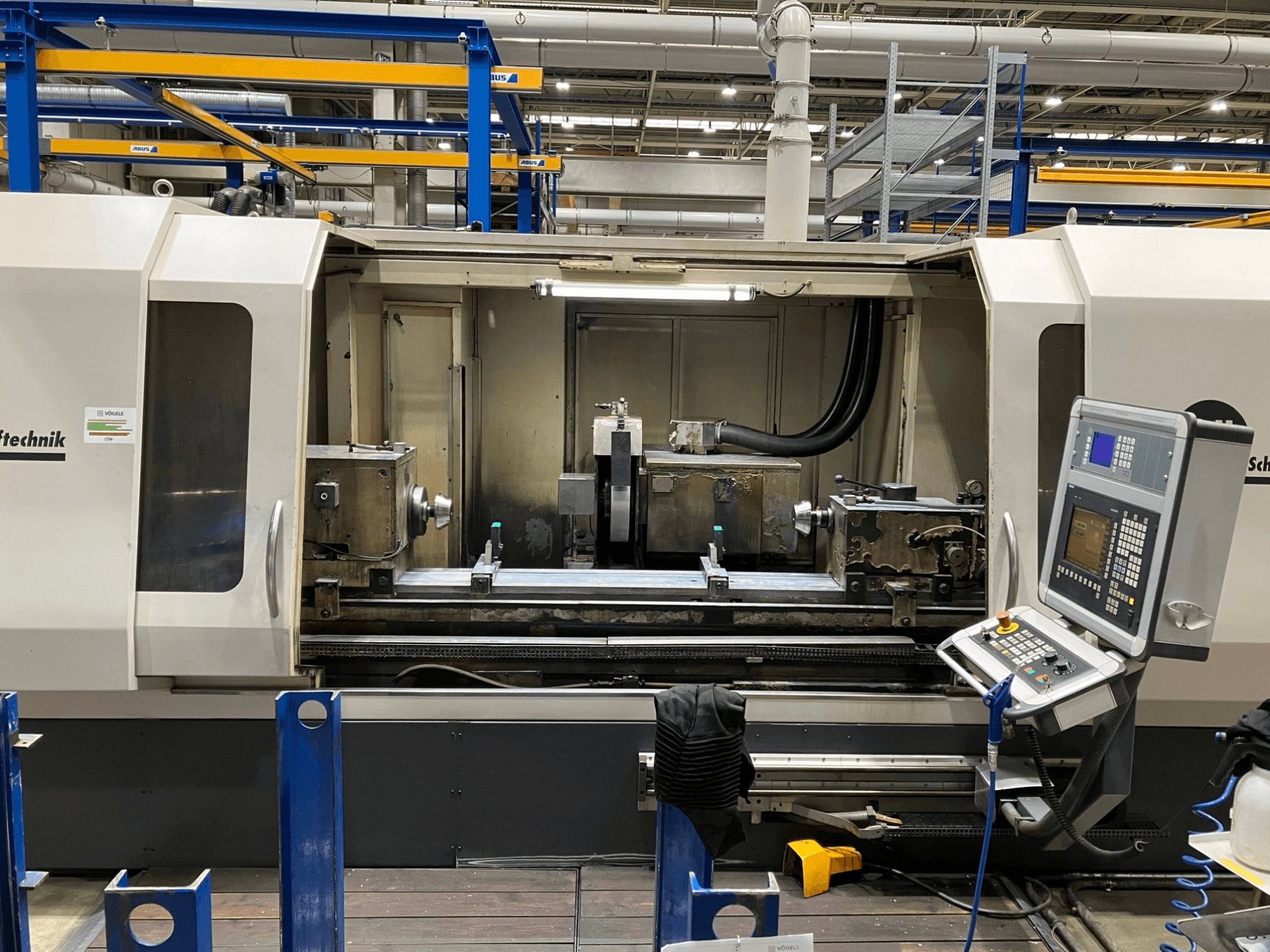 GEIBEL & HOTZ RS 2000 CM-DS cilindrična brusilica, prednji pogled s upravljačkom pločom i područjem brušenja.