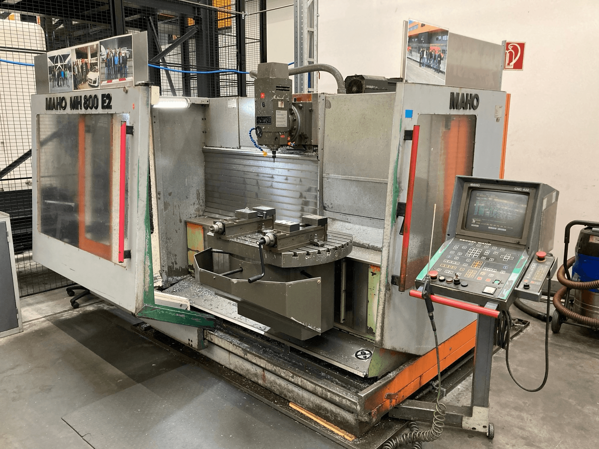 Maho MH 800 E2 CNC glodalica u prednjem pogledu s vidljivom upravljačkom pločom, vretenom i radnim stolom.