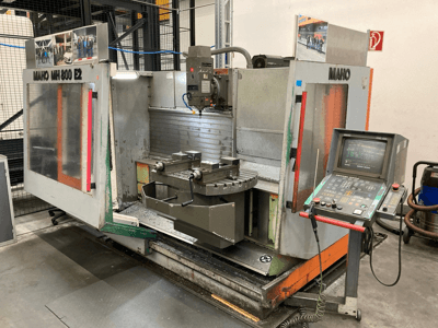 Maho MH 800 E2 CNC glodalica u prednjem pogledu s vidljivom upravljačkom pločom, vretenom i radnim stolom.