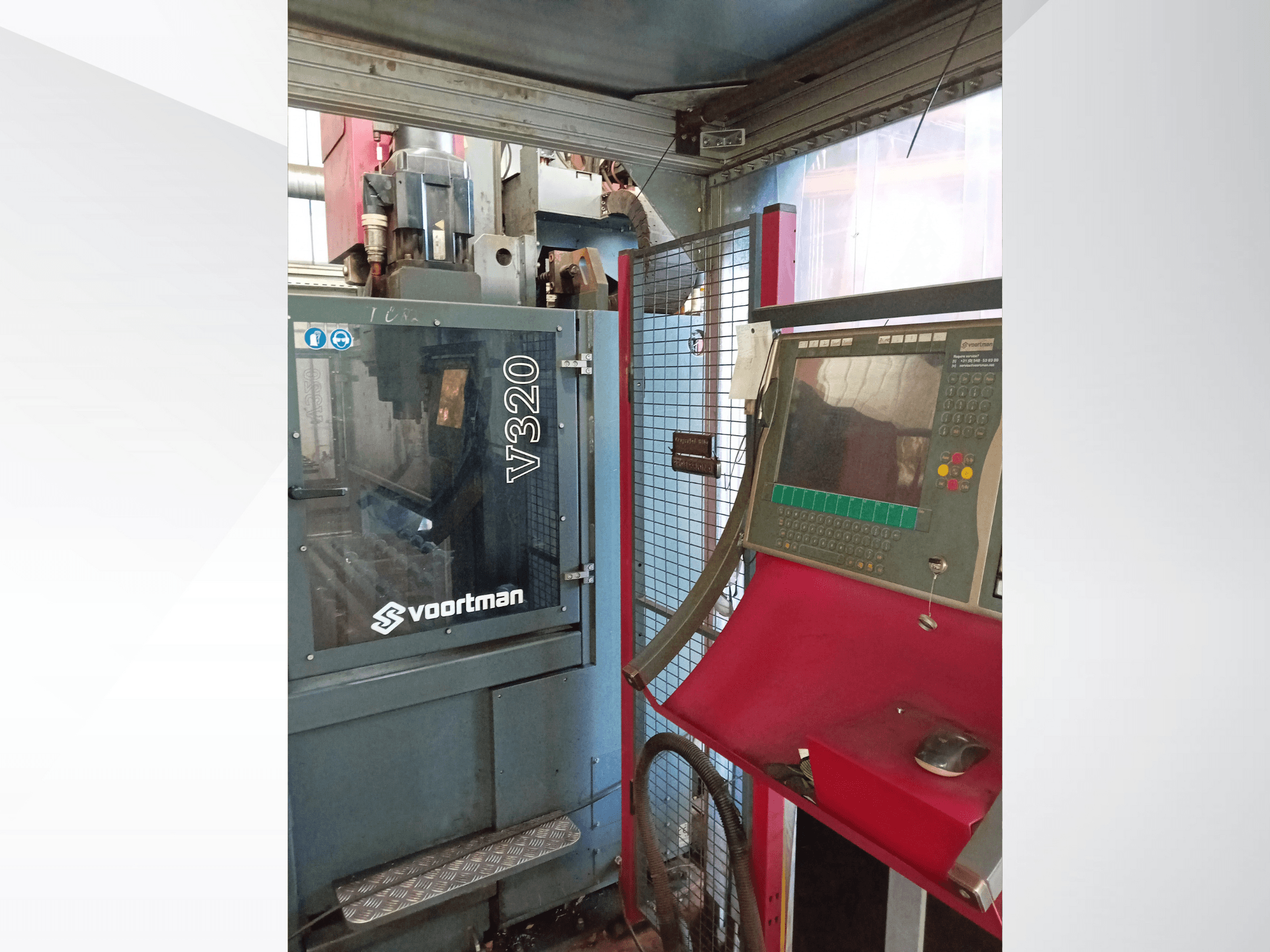 Prednji pogled na Voortman V320 CNC stroj, s upravljačkom pločom s gumbima, zaslonom i zaštitnom mrežom.