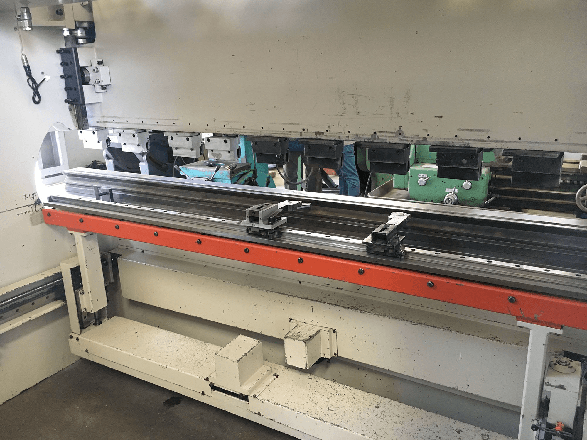 Radni prostor stroja ERMAKSAN CNC HAP 3100x80