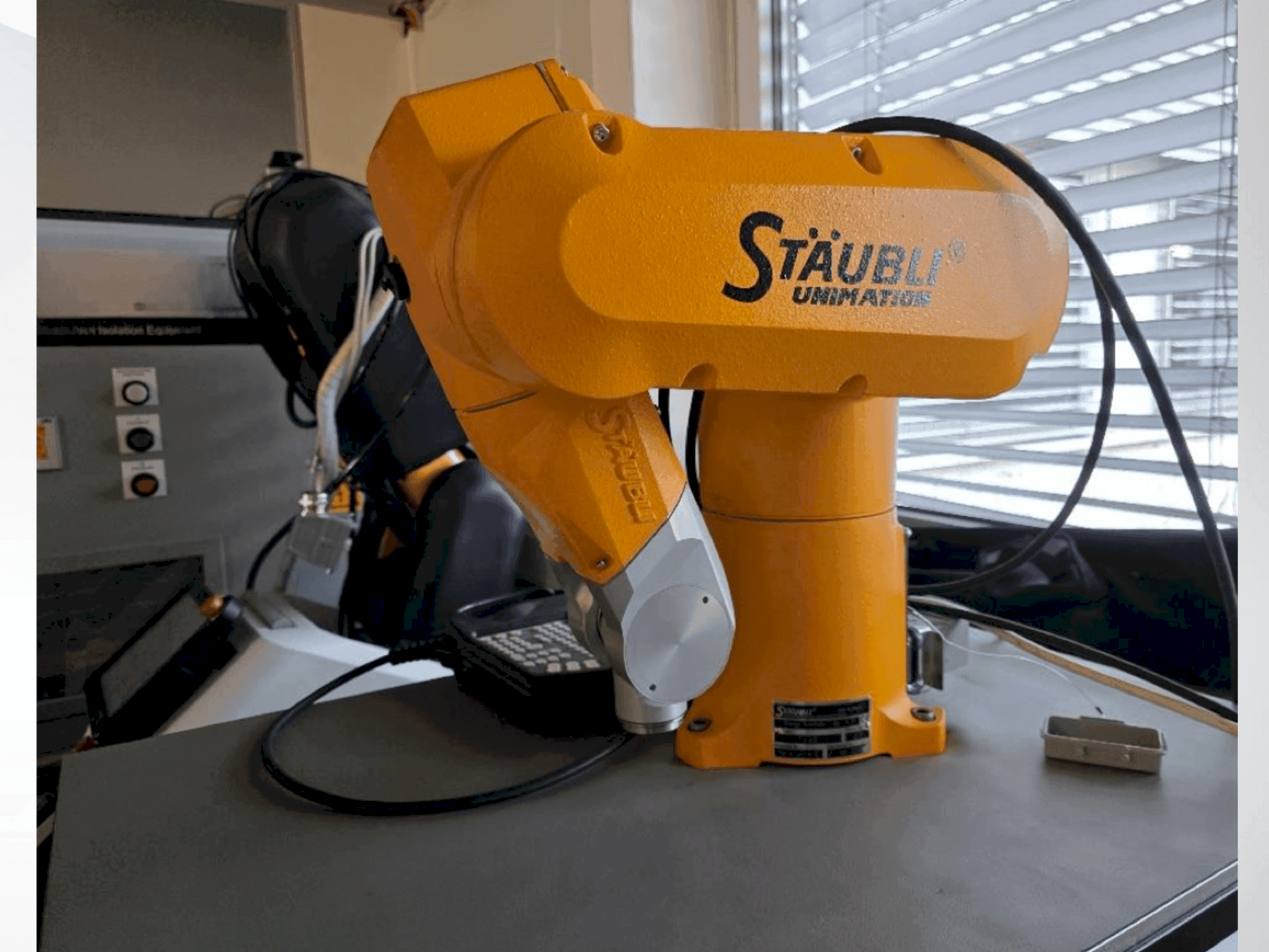 Prikaz stroja STAUBLI TX40 sprijeda