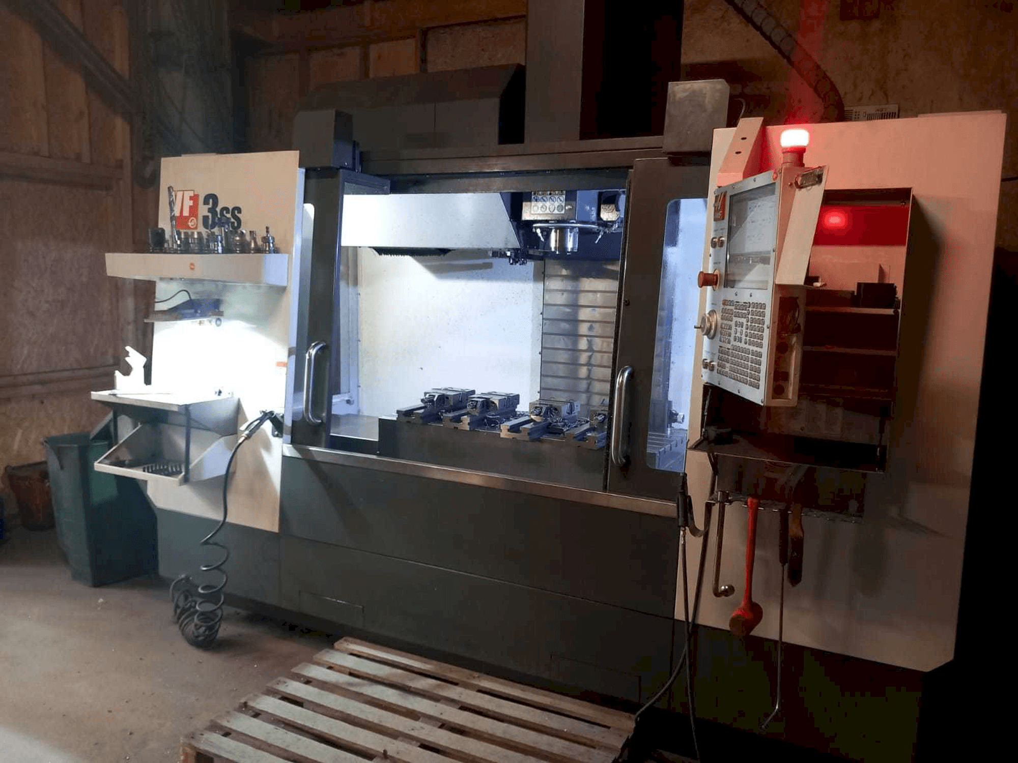 Prikaz stroja HAAS VF3SS sprijeda