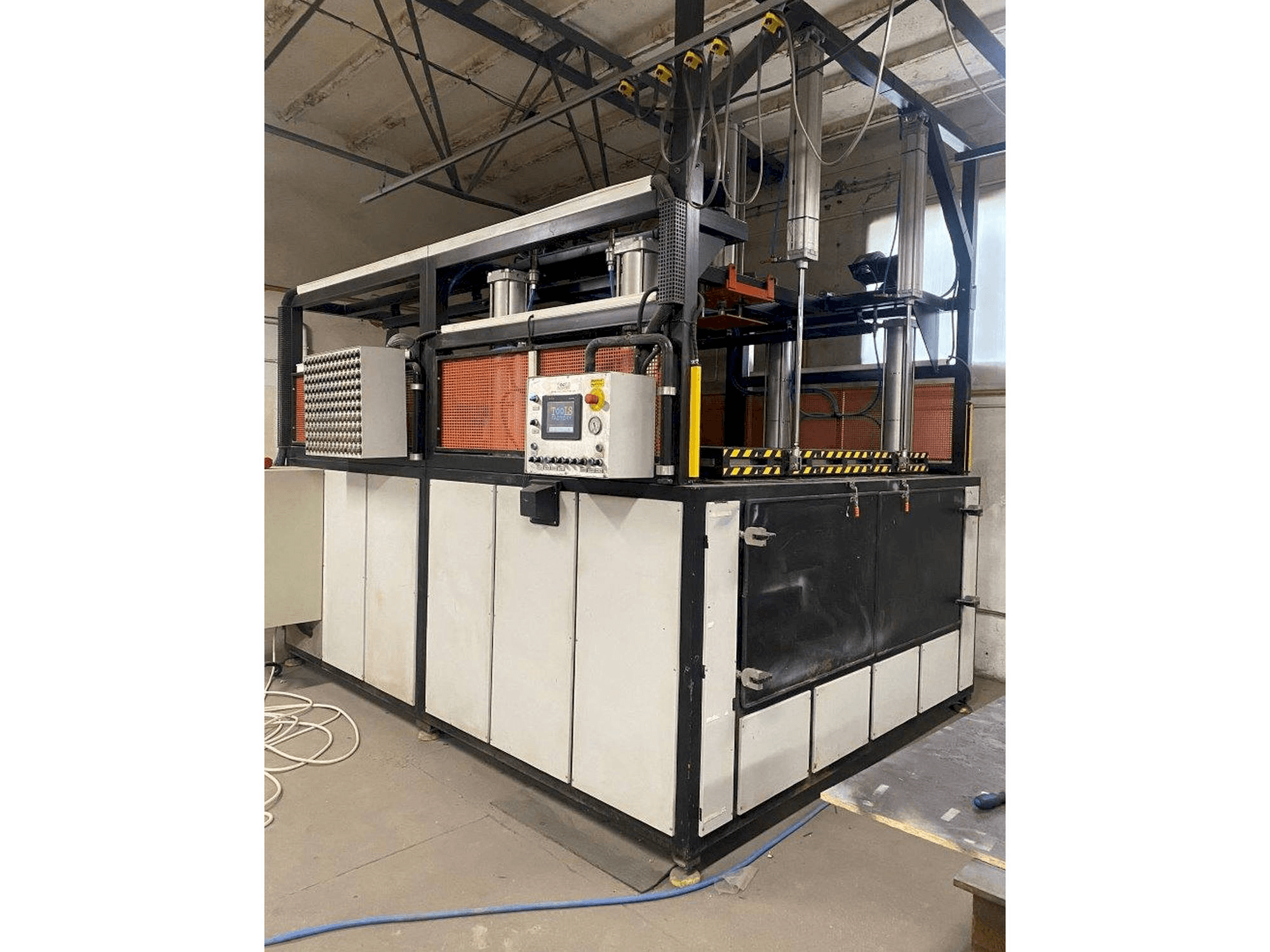 Prikaz stroja Tools Factory Millenium 300 sprijeda